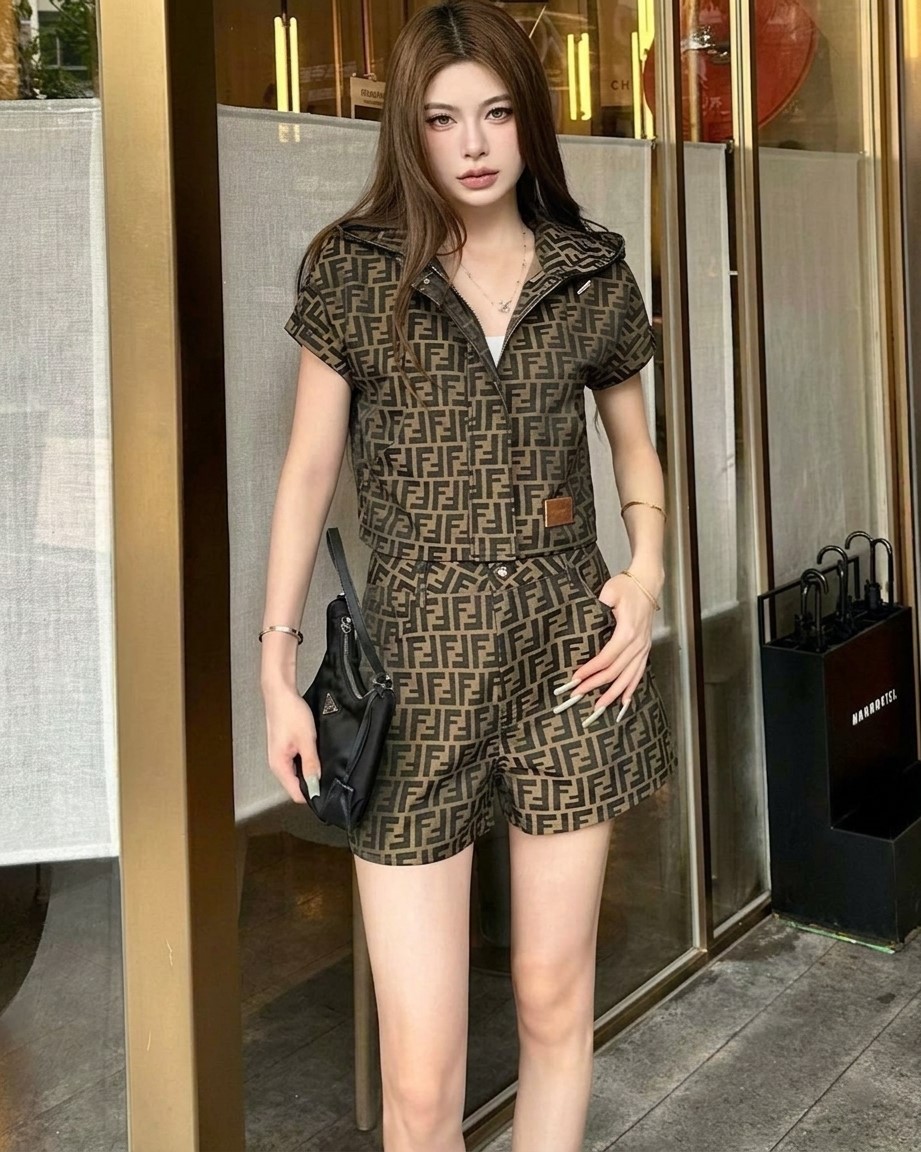 Set bộ thời trang áo có nón quần short họa tiết hãng Fendi 4