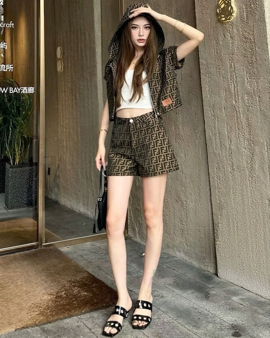Set bộ thời trang áo có nón quần short họa tiết hãng Fendi 8