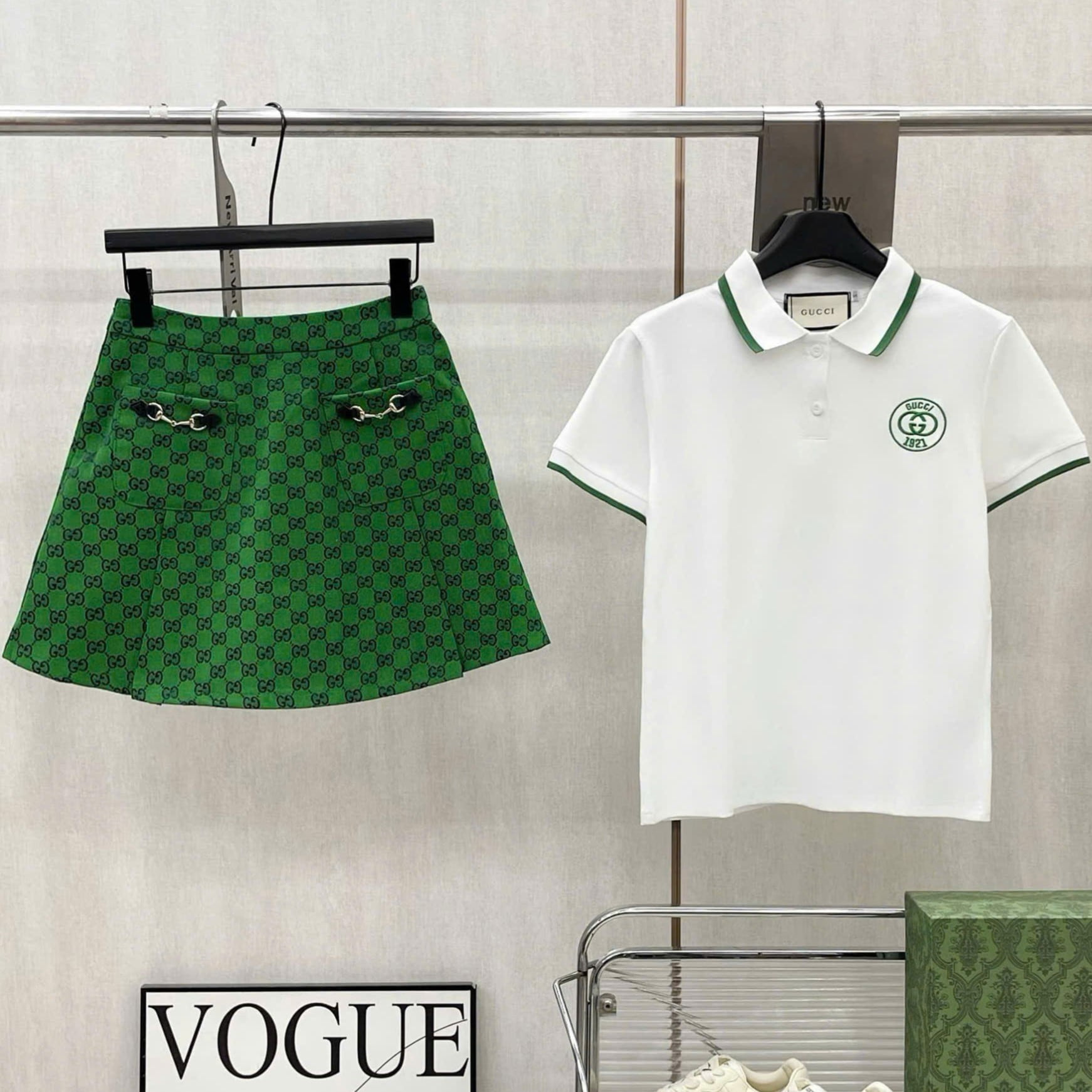 Set áo thun trắng chân váy ngắn xanh lá Gucci 1