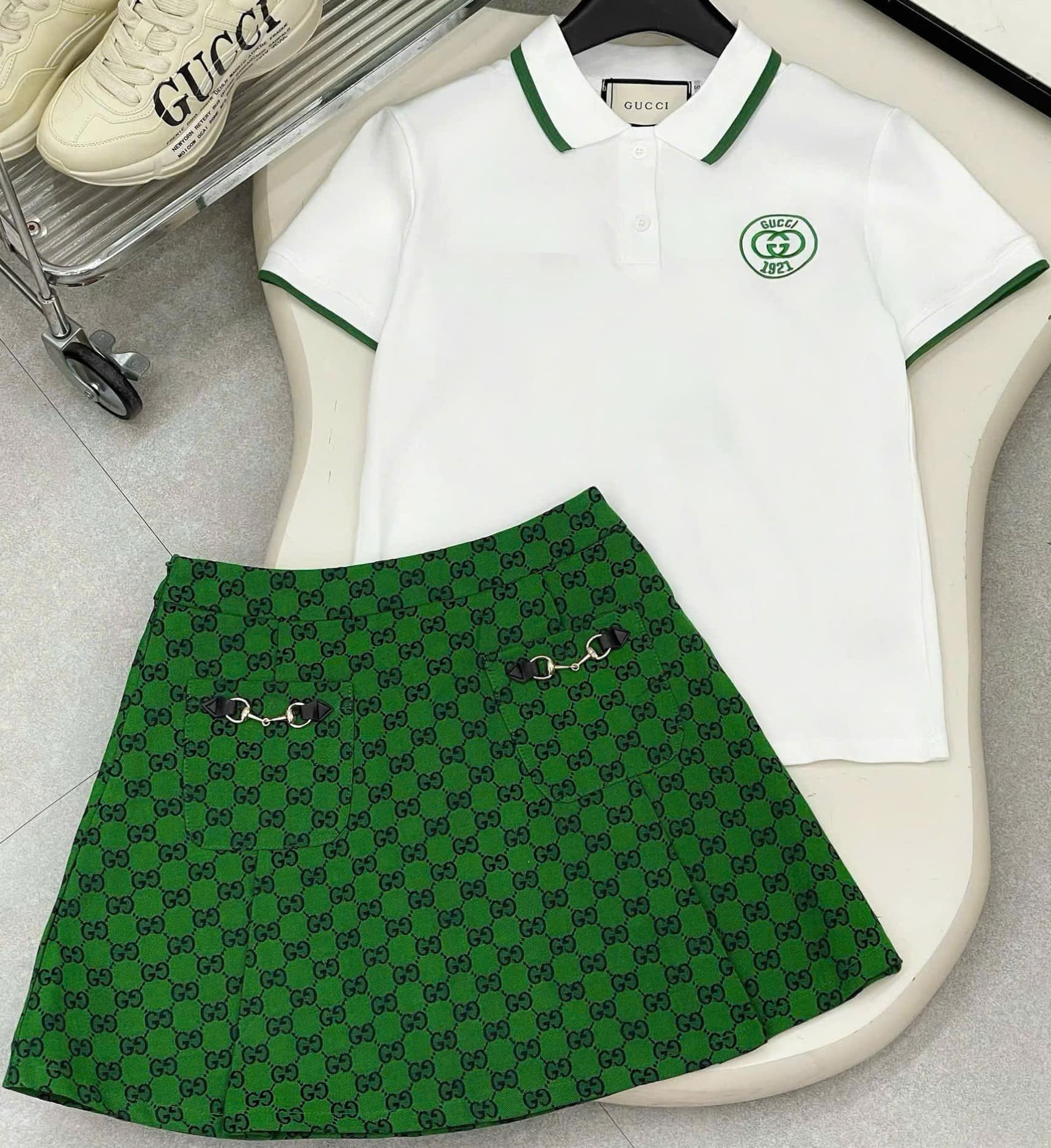 Set áo thun trắng chân váy ngắn xanh lá Gucci 2