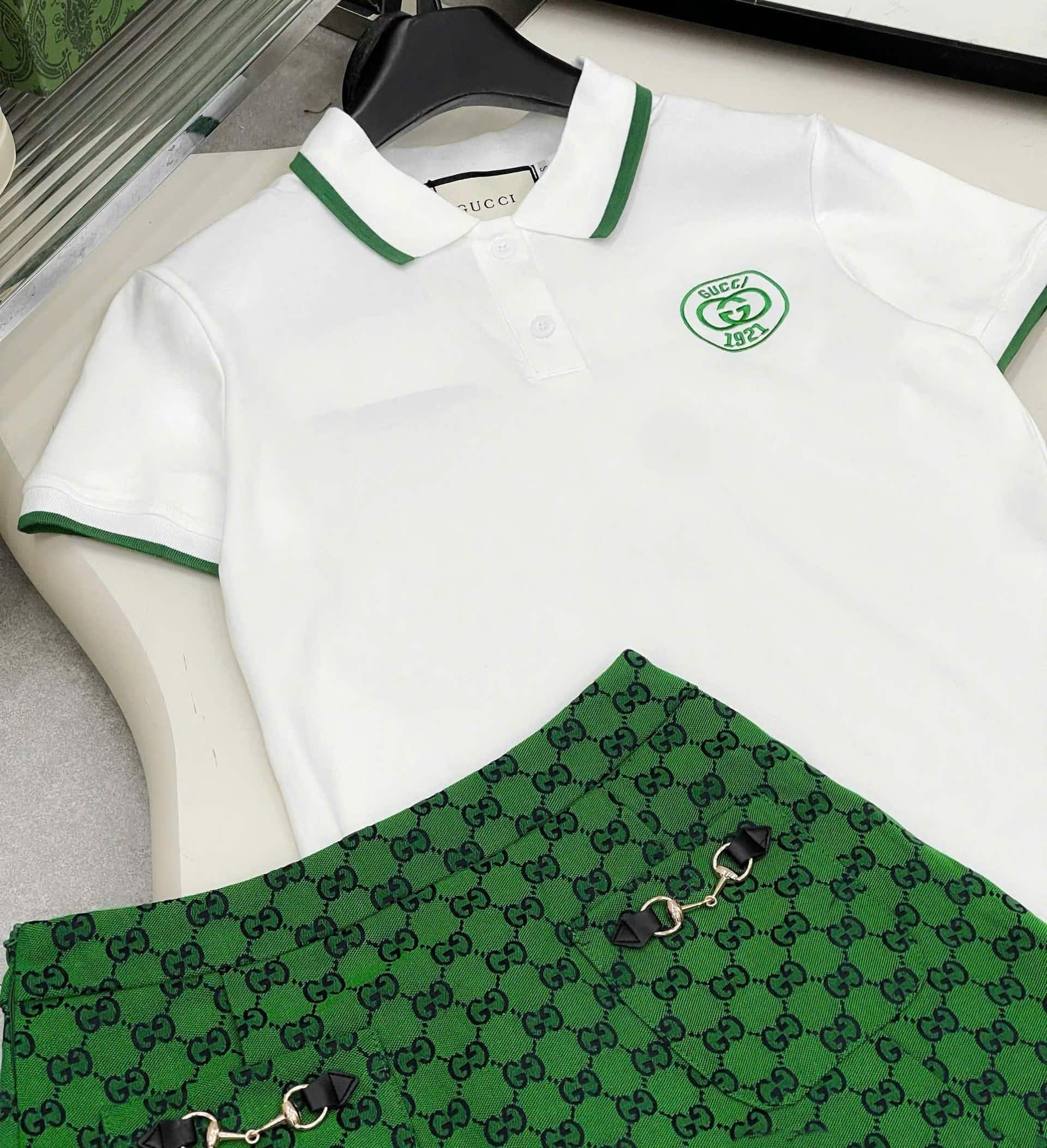 Set áo thun trắng chân váy ngắn xanh lá Gucci 3