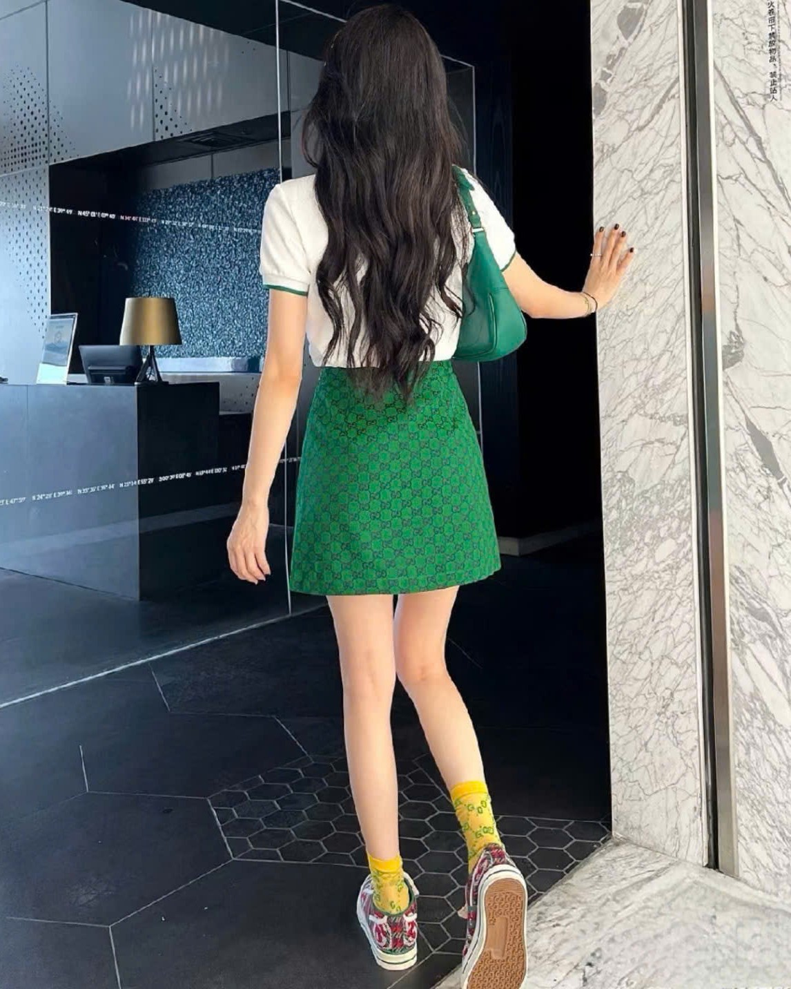 Set áo thun trắng chân váy ngắn xanh lá Gucci 4