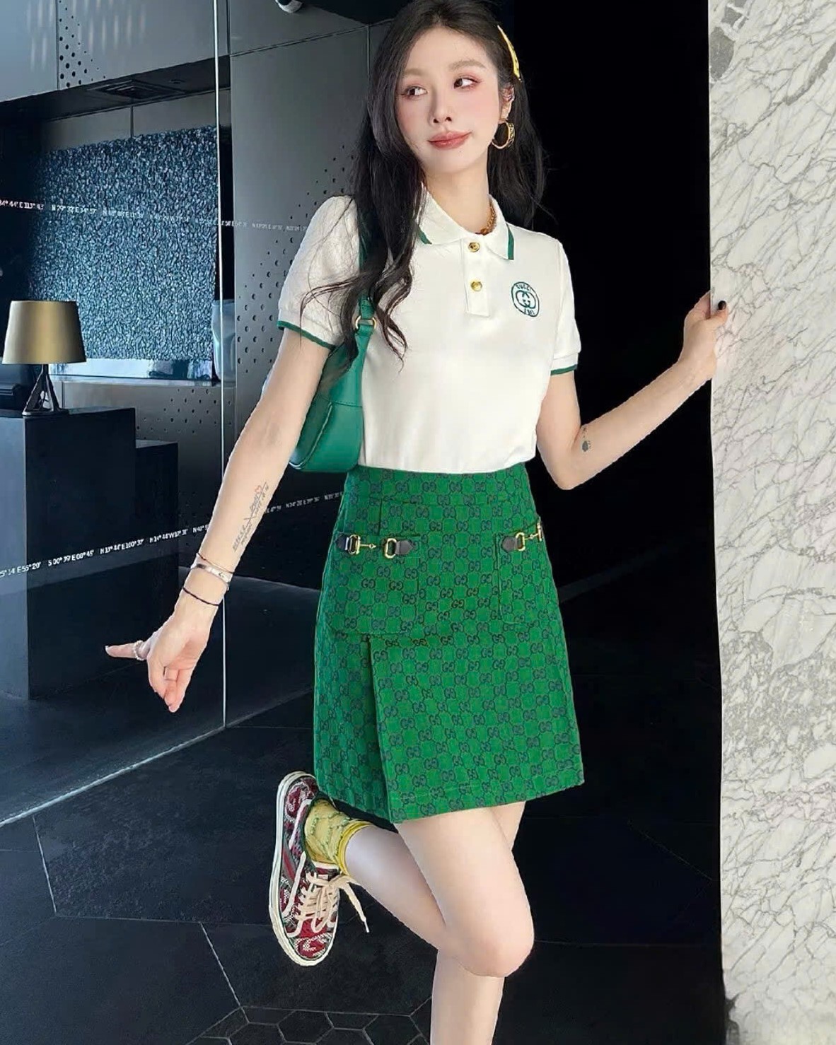 Set áo thun trắng chân váy ngắn xanh lá Gucci 5
