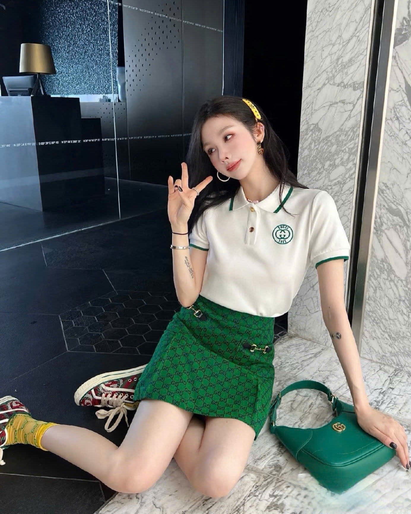 Set áo thun trắng chân váy ngắn xanh lá Gucci 6
