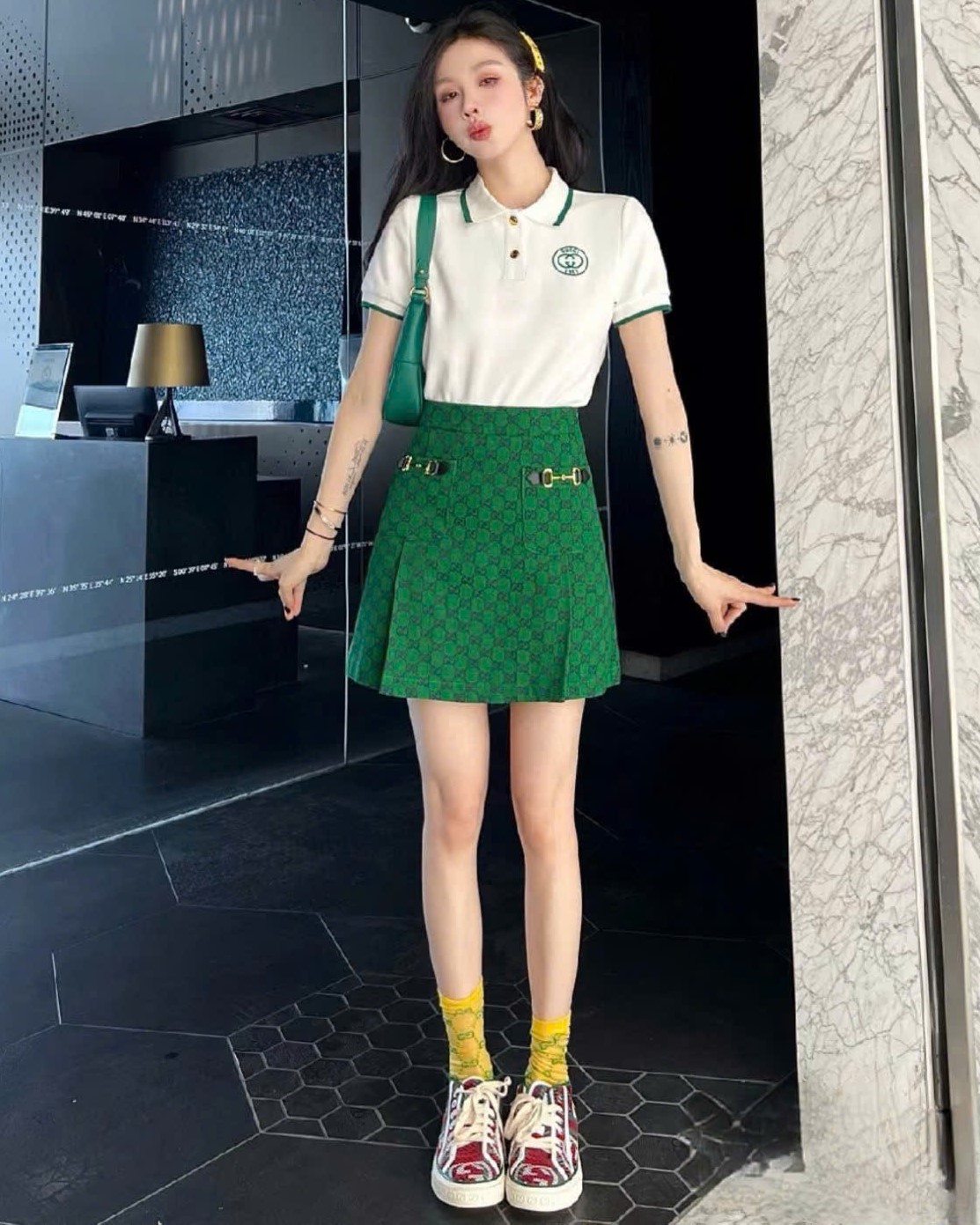 Set áo thun trắng chân váy ngắn xanh lá Gucci 8