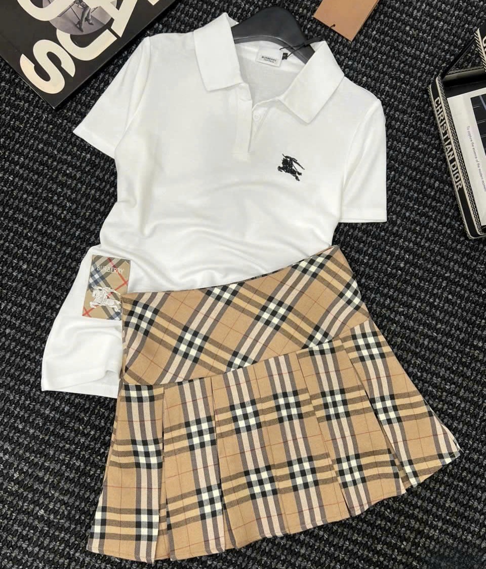 áo thun trắng đen váy ngắn vàng sọc Burberry 4