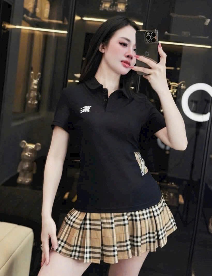 áo thun trắng đen váy ngắn vàng sọc Burberry 2