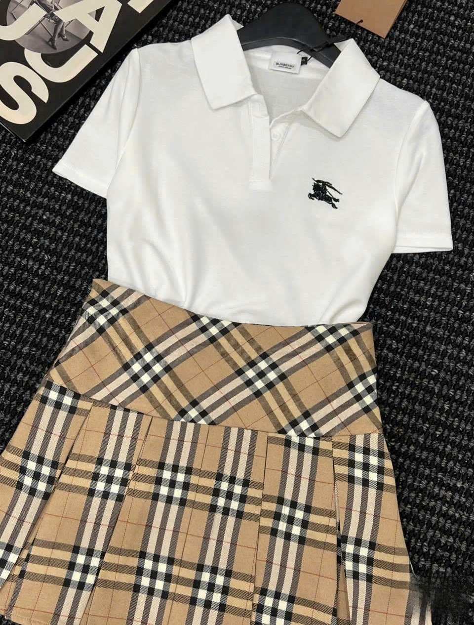 áo thun trắng đen váy ngắn vàng sọc Burberry 5