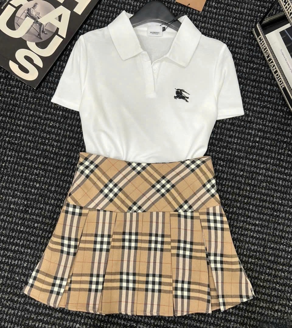 áo thun trắng đen váy ngắn vàng sọc Burberry 9