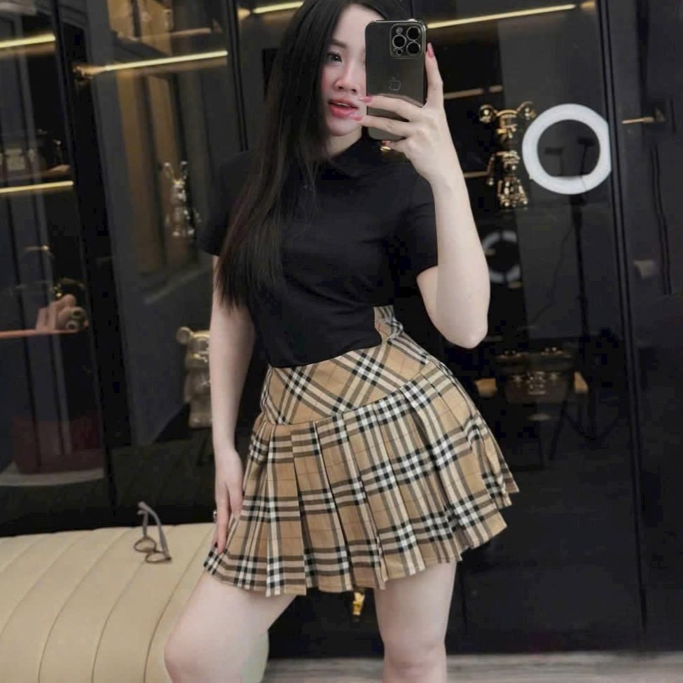 áo thun trắng đen váy ngắn vàng sọc Burberry 10