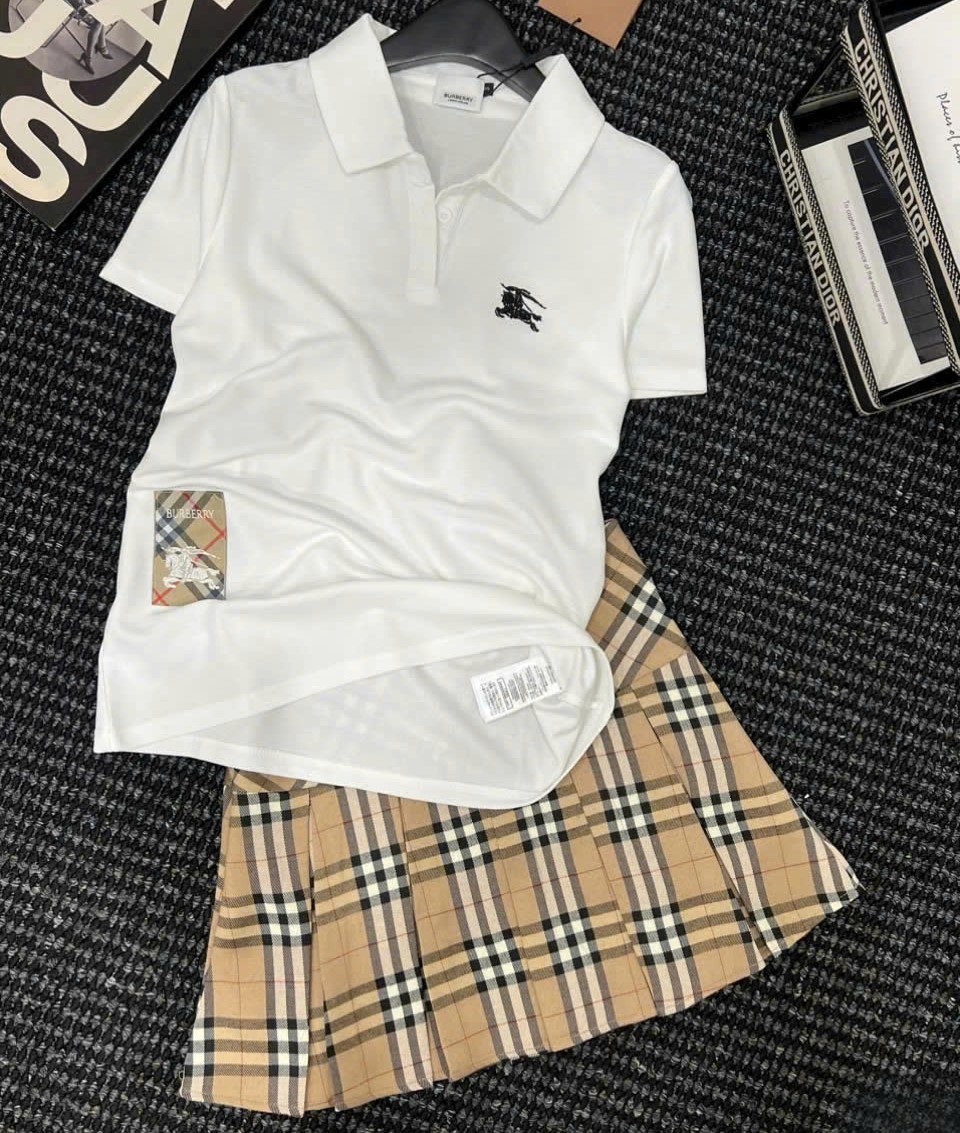 áo thun trắng đen váy ngắn vàng sọc Burberry 11