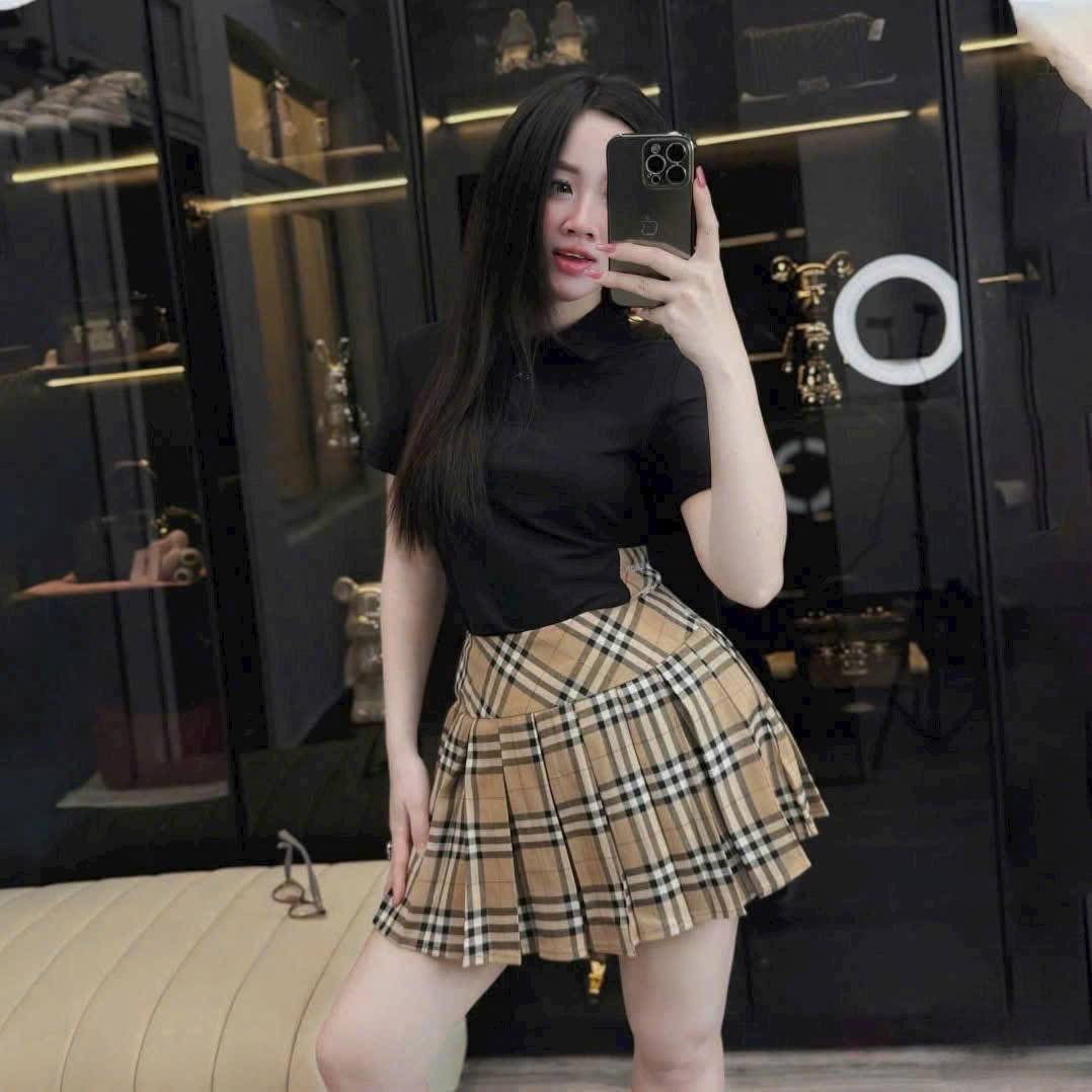 áo thun trắng đen váy ngắn vàng sọc Burberry 12