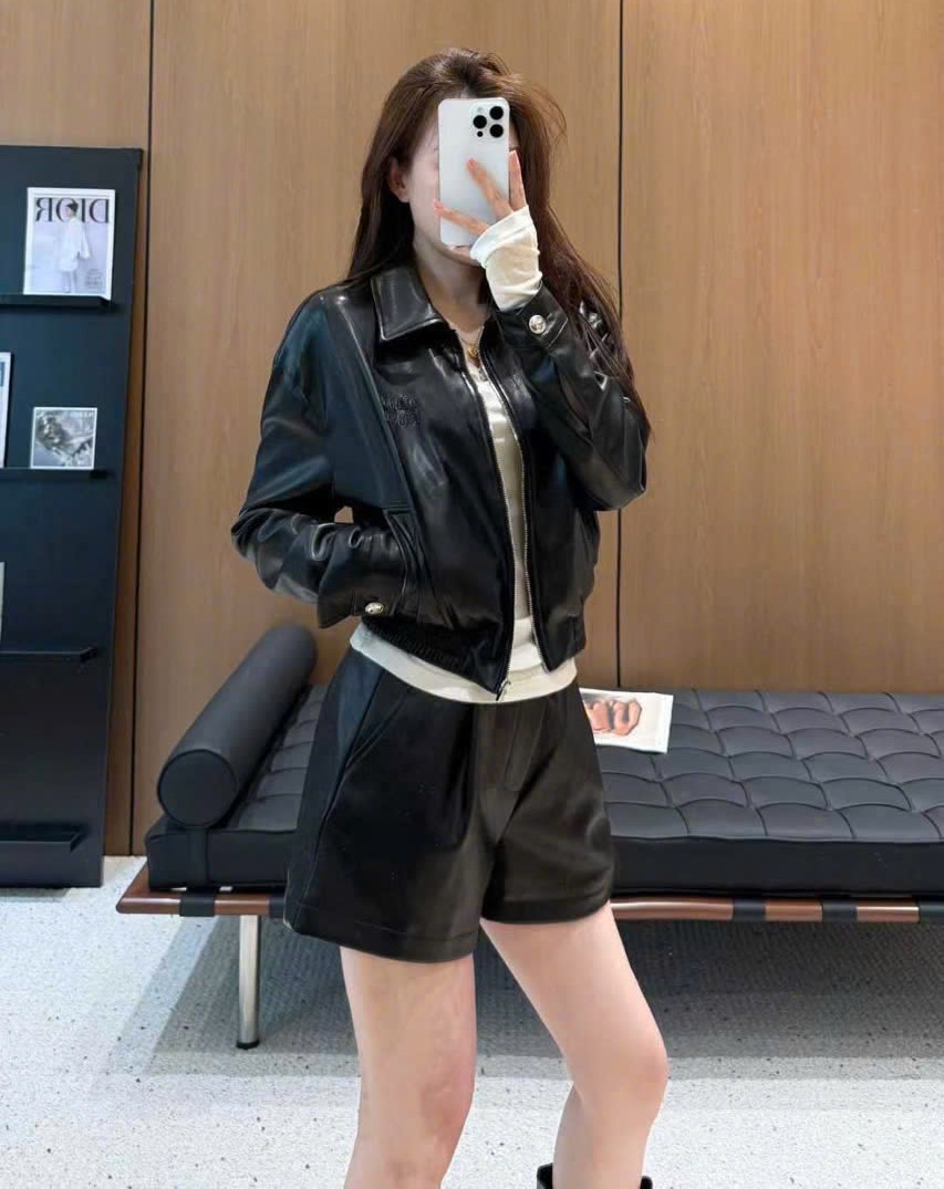 Set áo khoác da quần ngắn đen Miu Miu 1