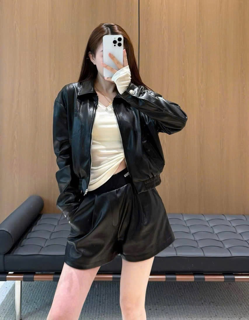 Set áo khoác da quần ngắn đen Miu Miu 4