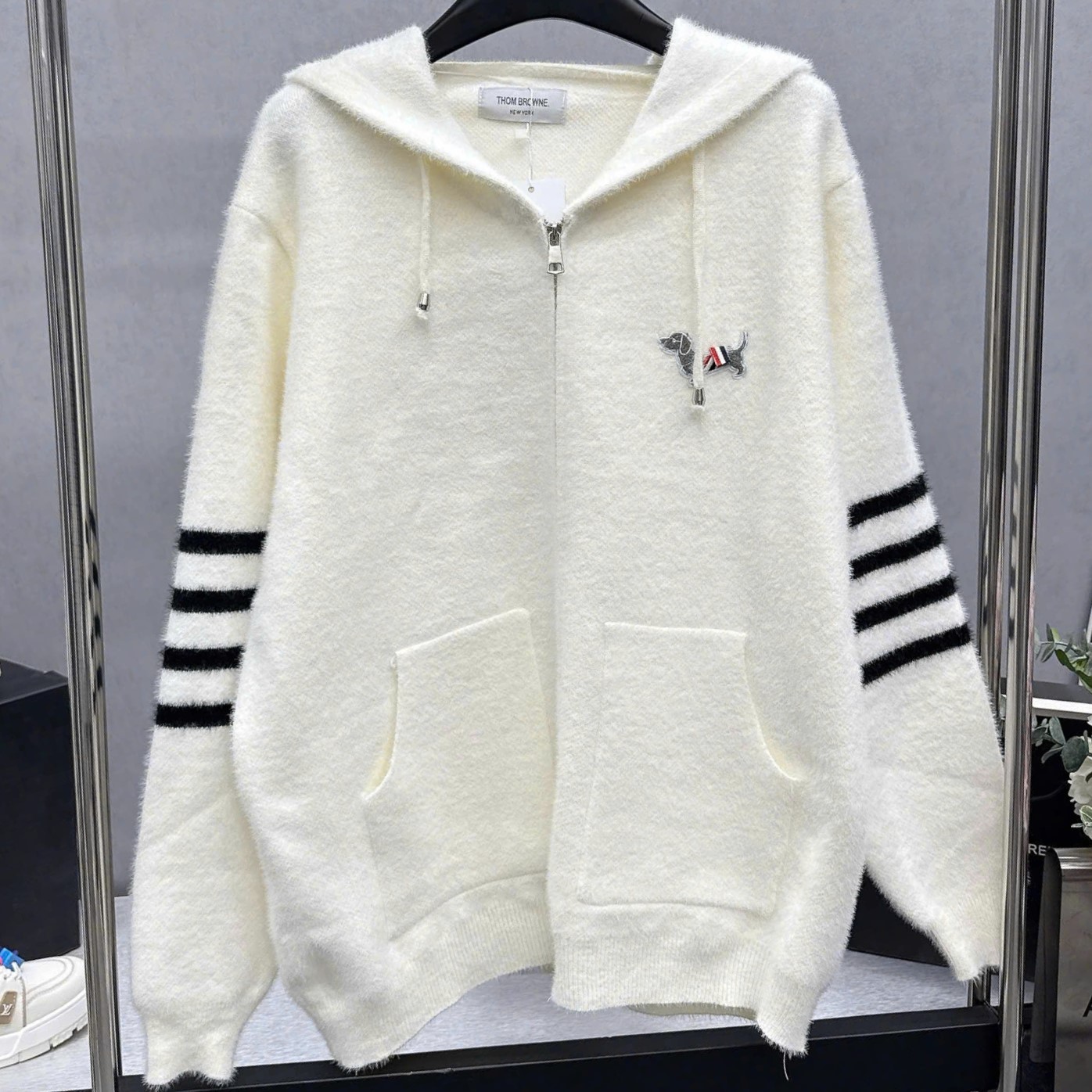 Áo khoác len trắng đen Thom Browne 2