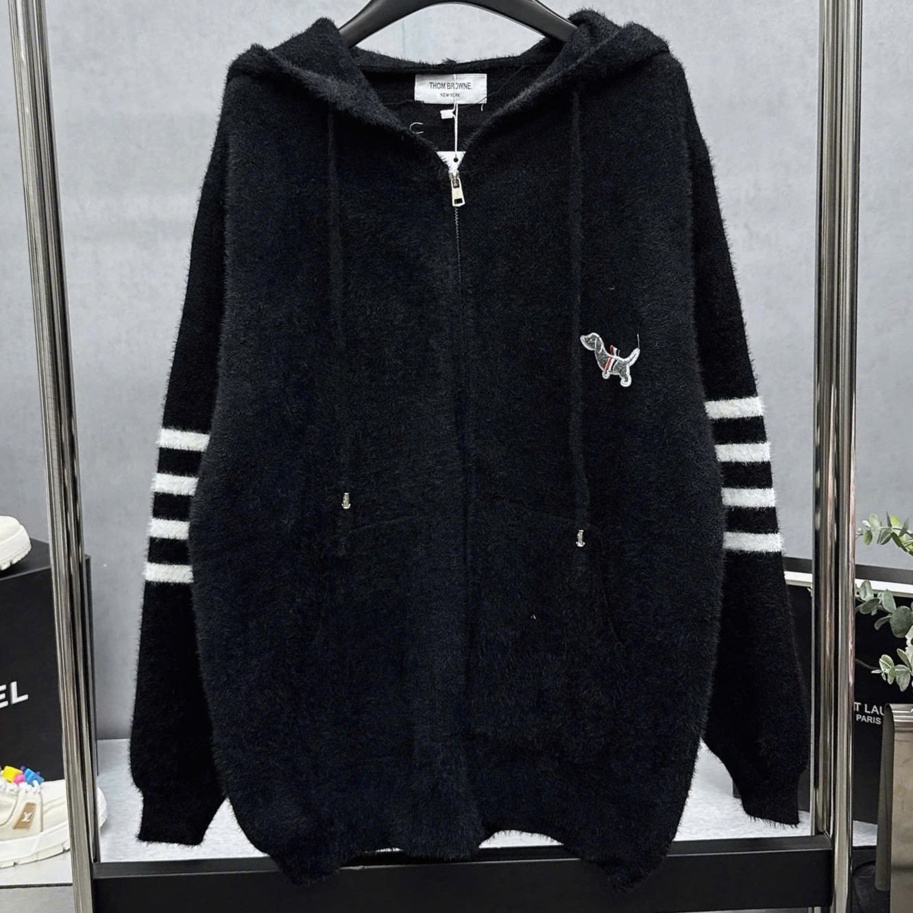 Áo khoác len trắng đen Thom Browne 4