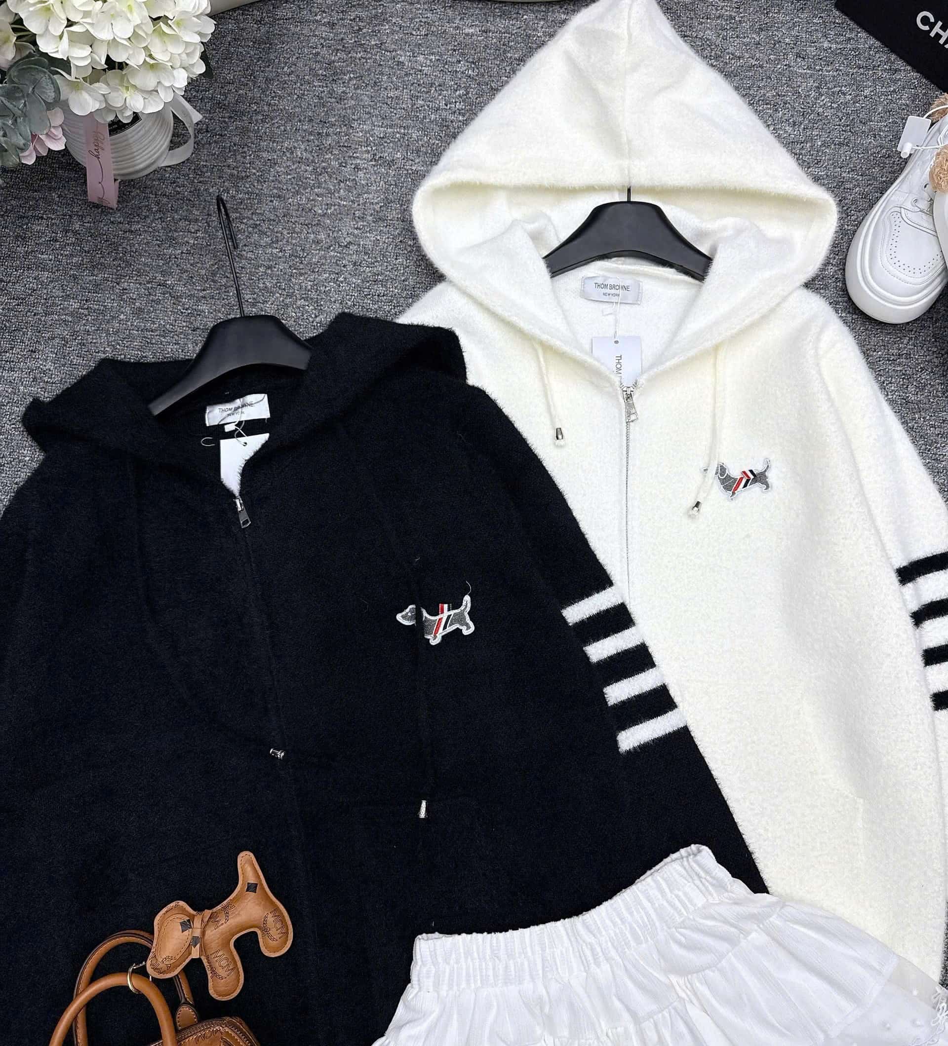 Áo khoác len trắng đen Thom Browne 7