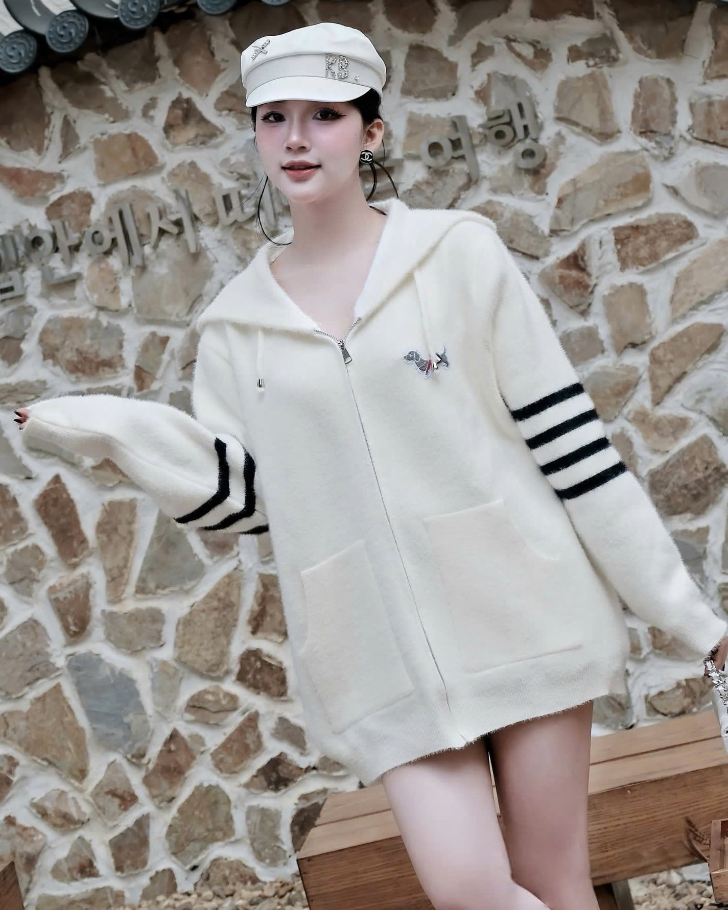 Áo khoác len trắng đen Thom Browne 9
