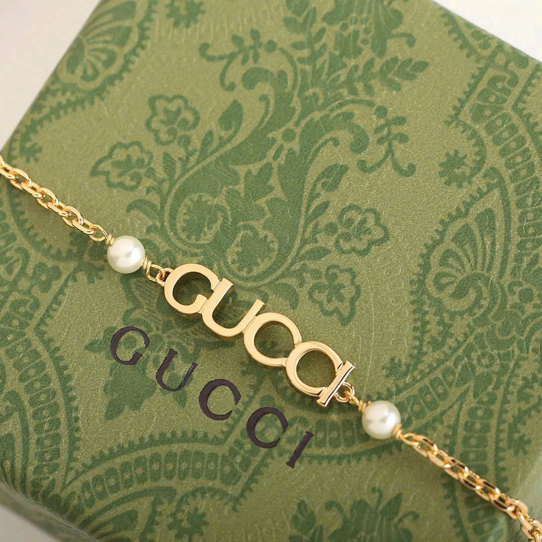Vòng đeo tay Gucci Bracelet with the inscription GUCCI 3