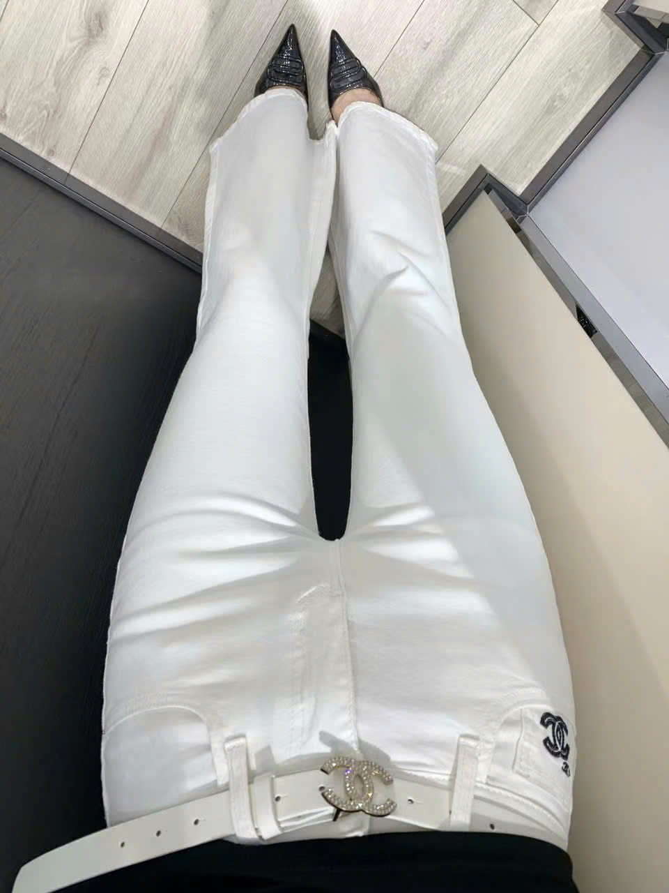 Quần dài ống loe màu trắng Chanel 1