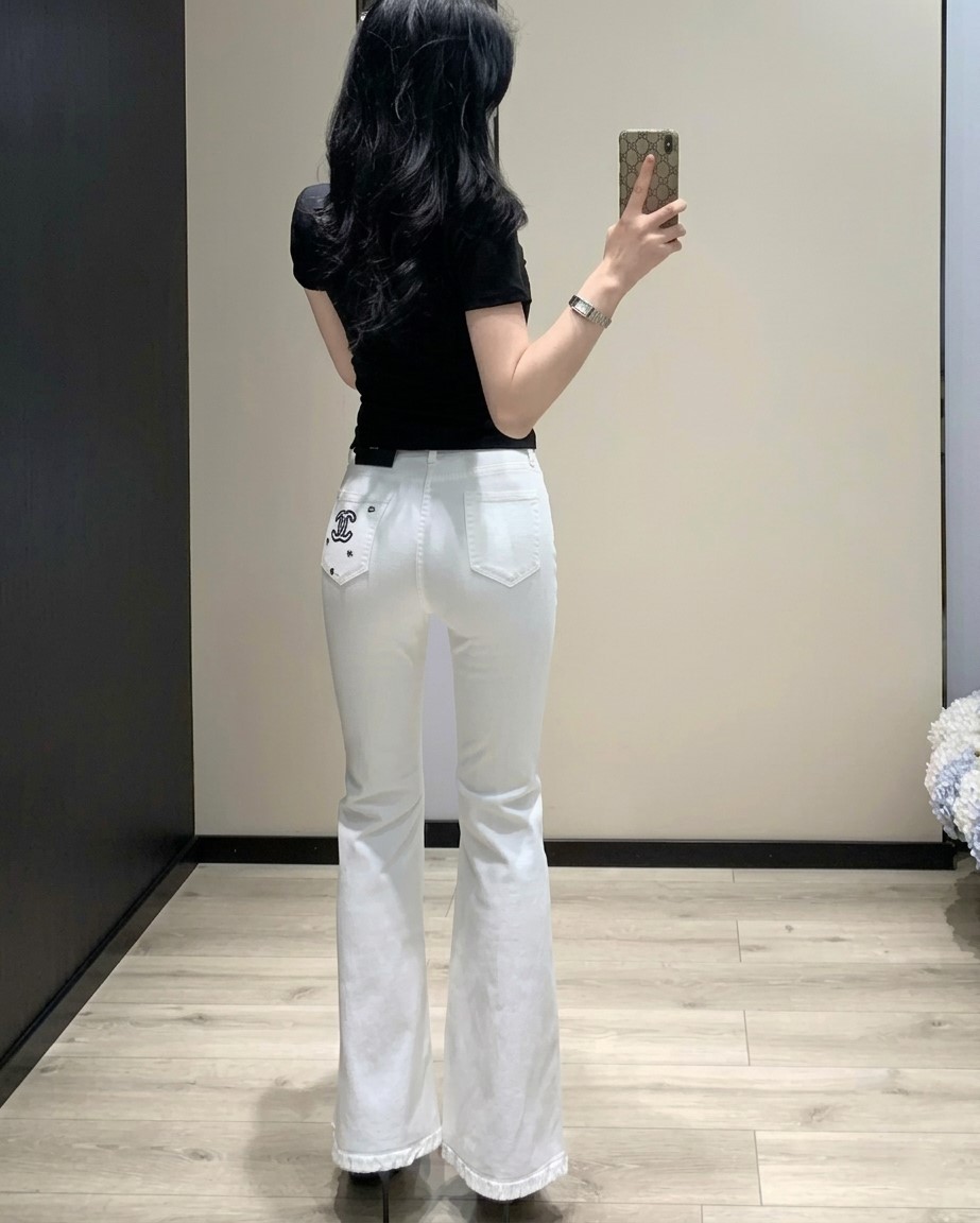 Quần dài ống loe màu trắng Chanel 2