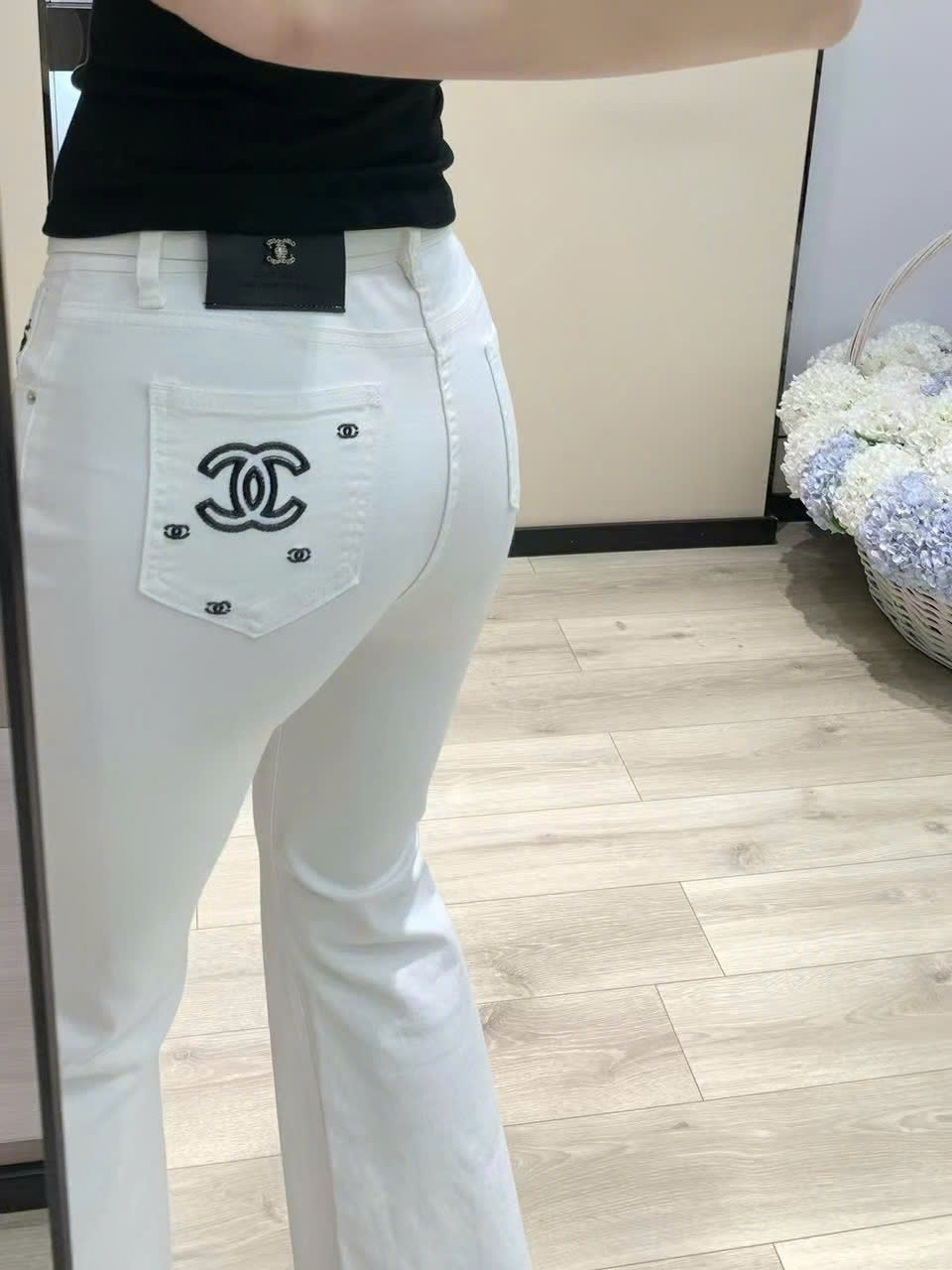 Quần dài ống loe màu trắng Chanel 4
