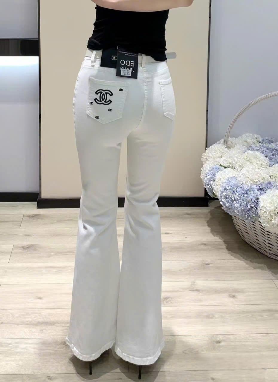 Quần dài ống loe màu trắng Chanel 6