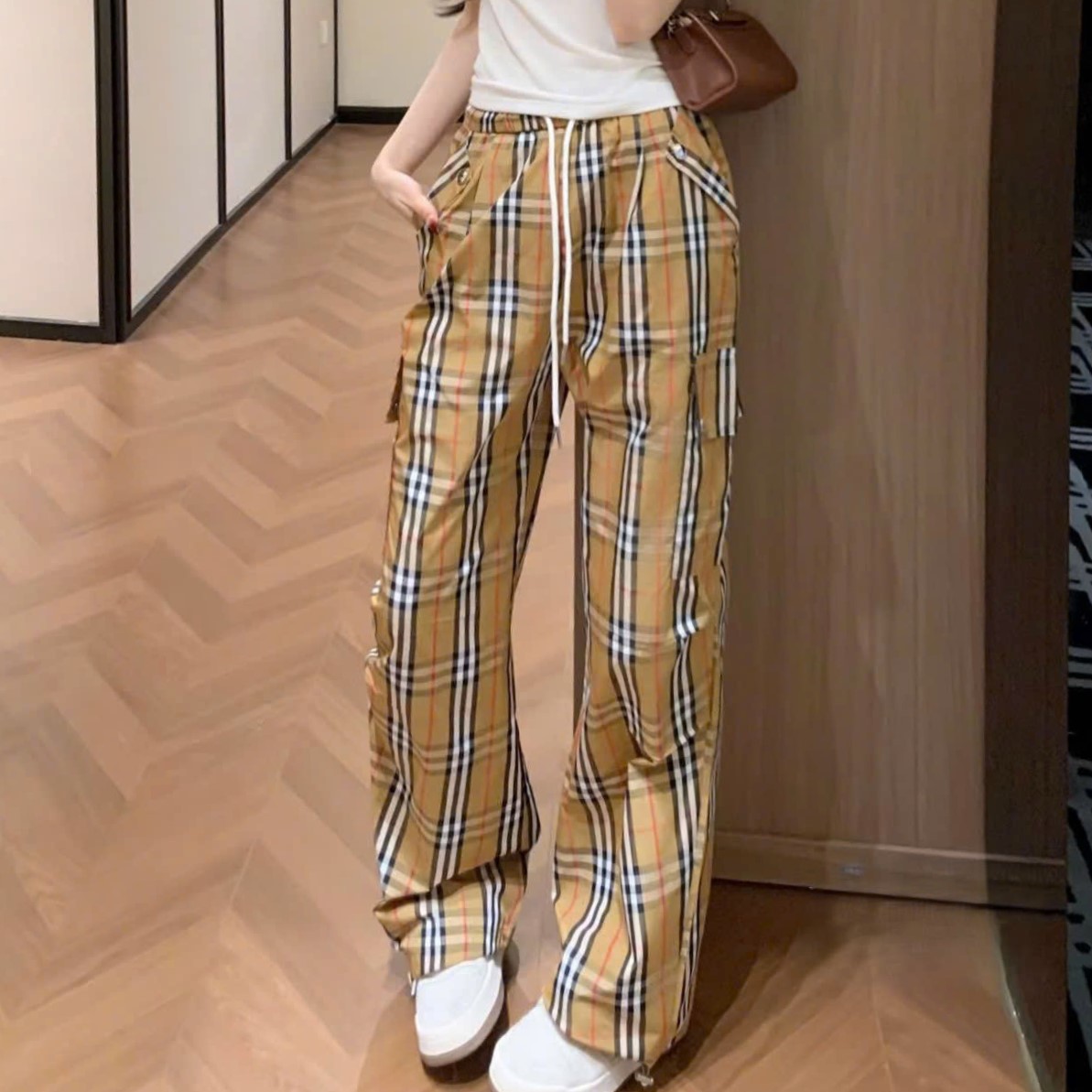 Quần dài lưng thun sọc nâu Burberry 1
