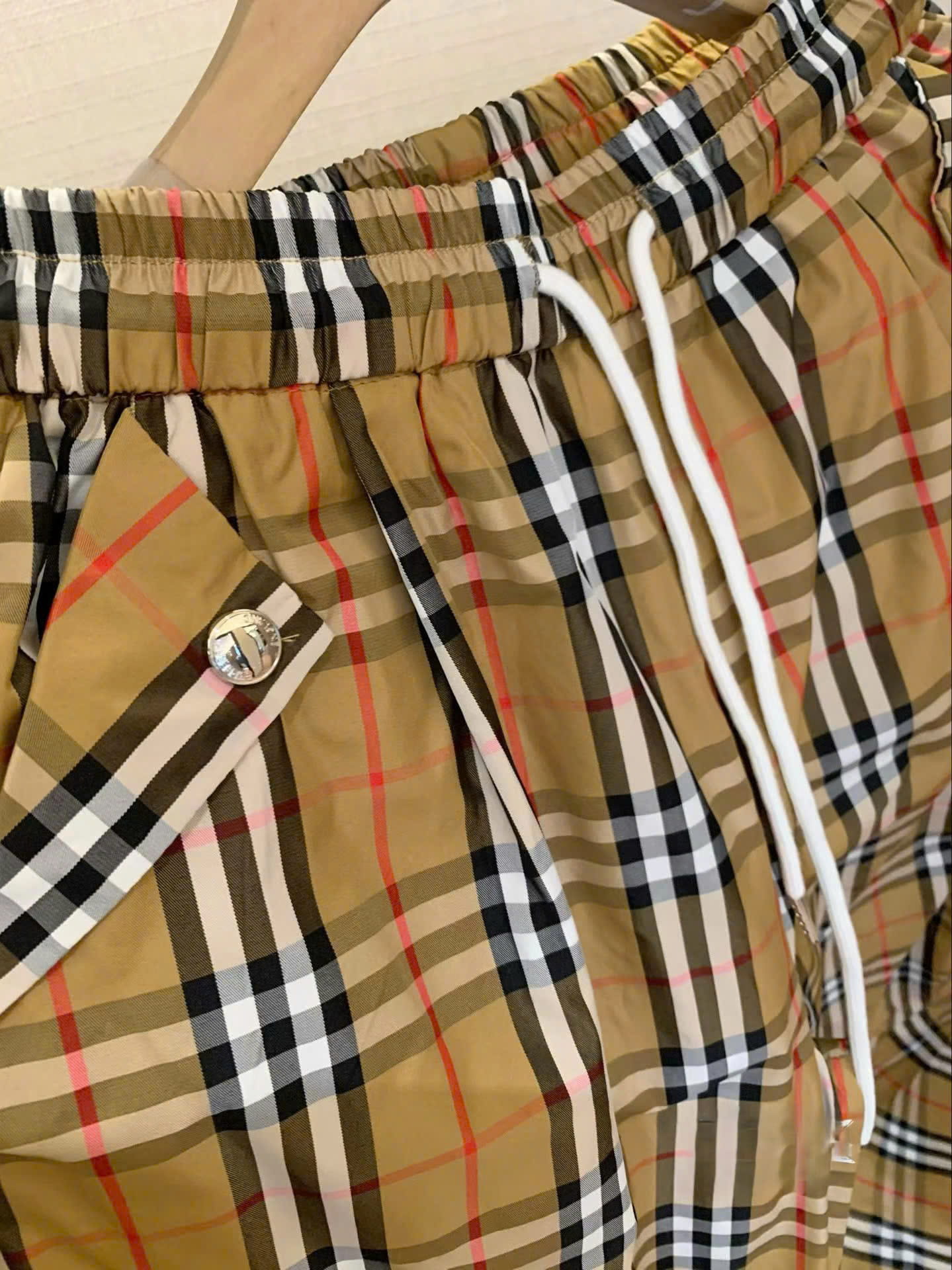 Quần dài lưng thun sọc nâu Burberry 3
