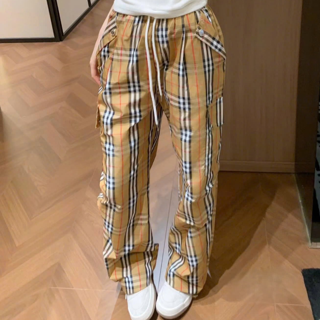 Quần dài lưng thun sọc nâu Burberry 2