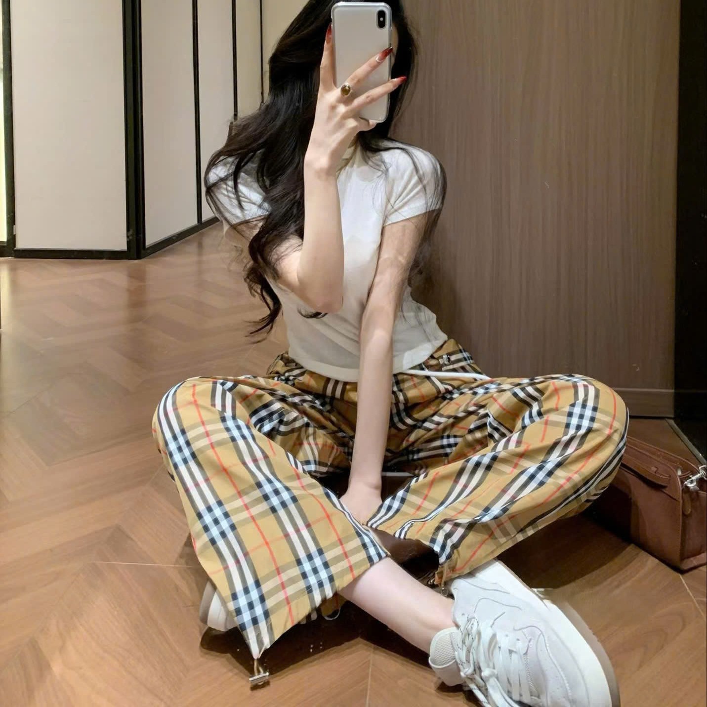 Quần dài lưng thun sọc nâu Burberry 4