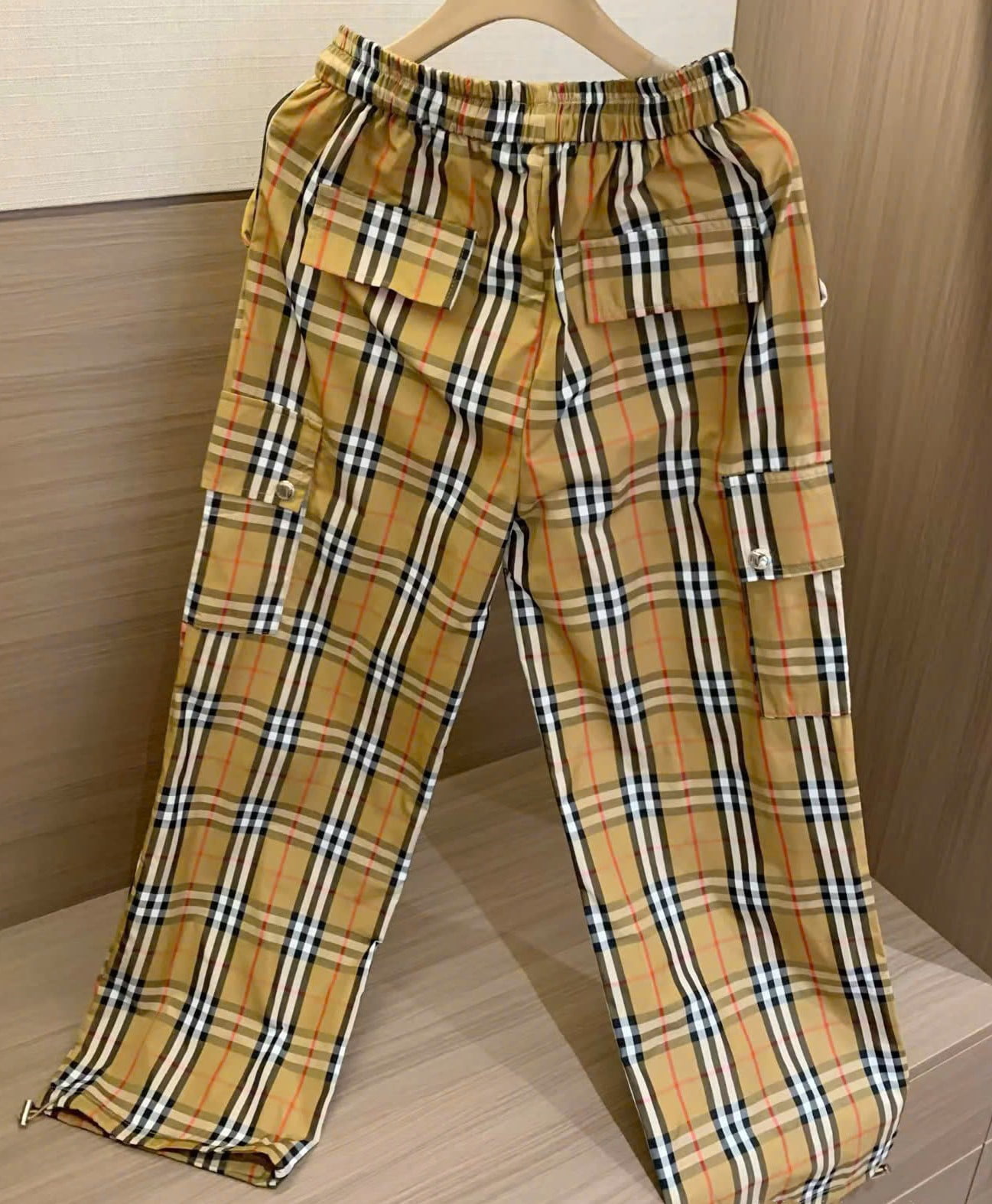 Quần dài lưng thun sọc nâu Burberry 7