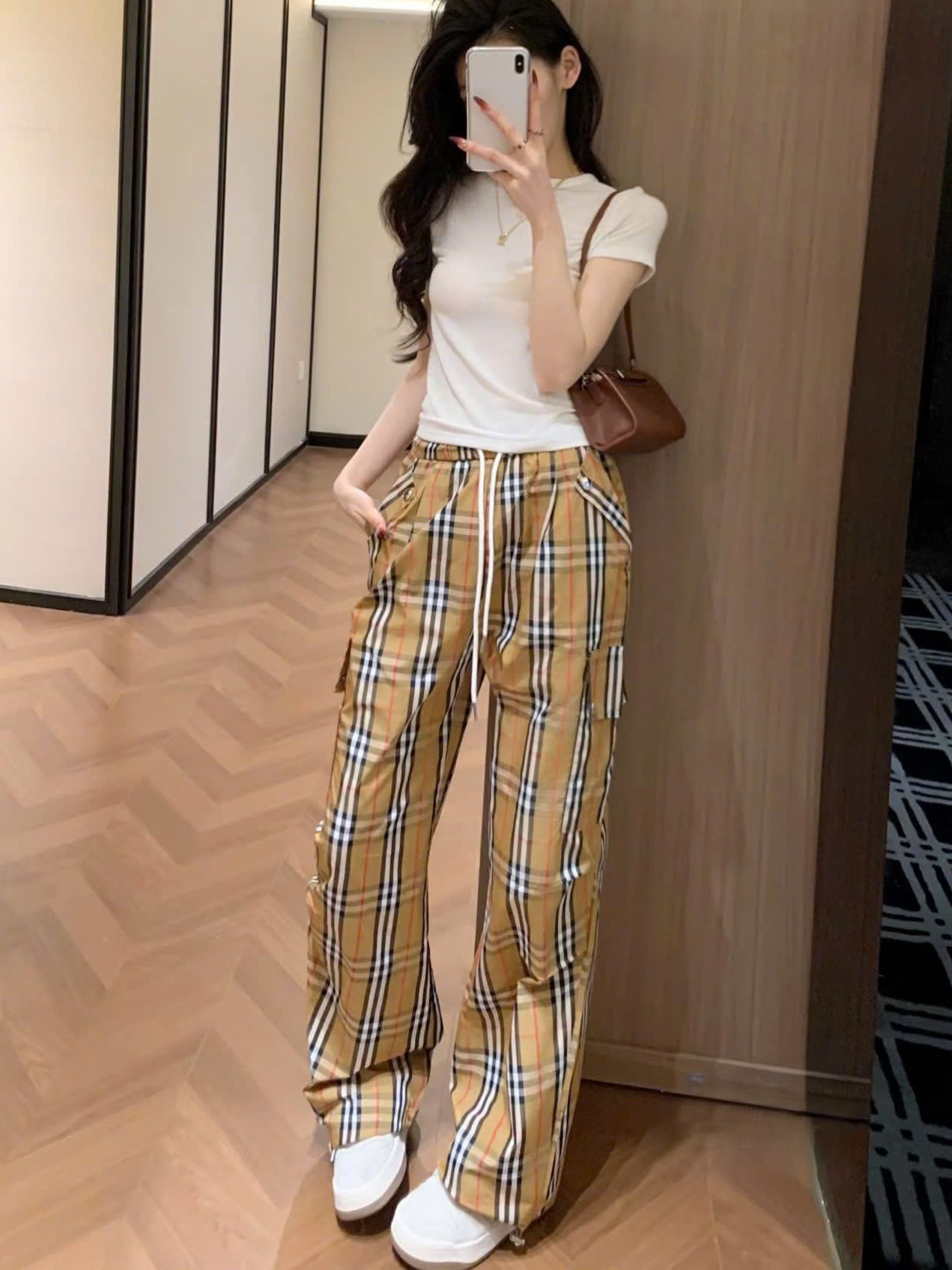 Quần dài lưng thun sọc nâu Burberry 6