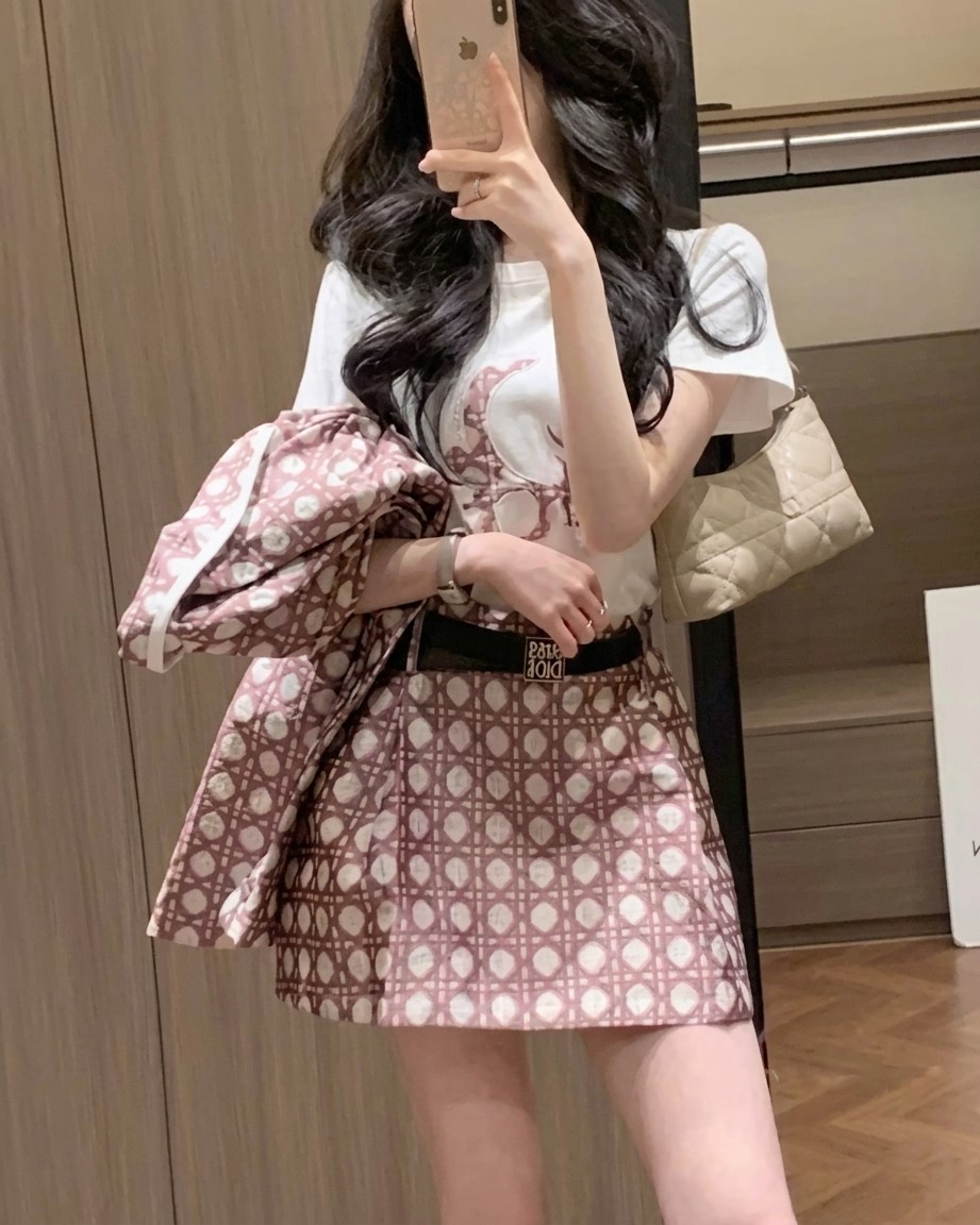 Set áo thun trắng váy ngắn sọc hồng Dior 1