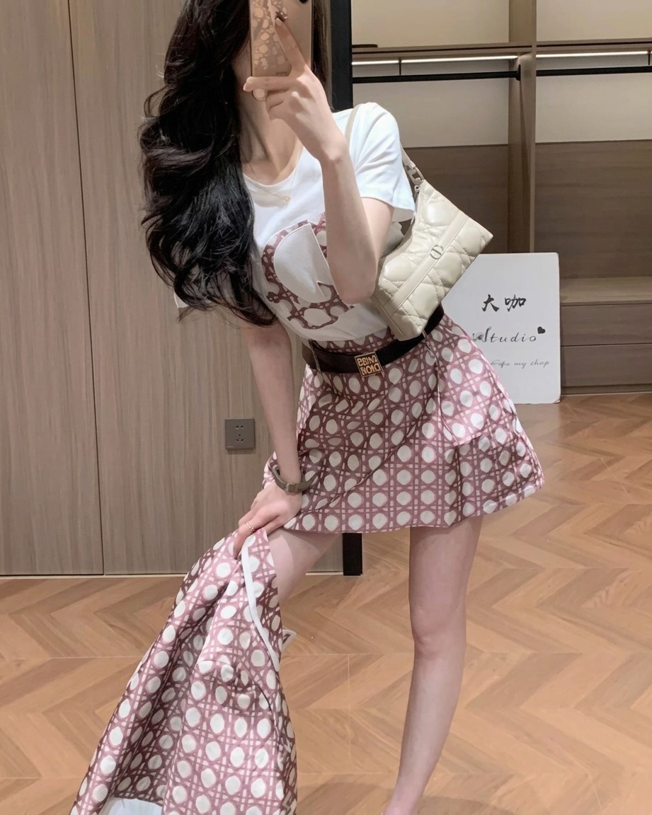 Set áo thun trắng váy ngắn sọc hồng Dior 2