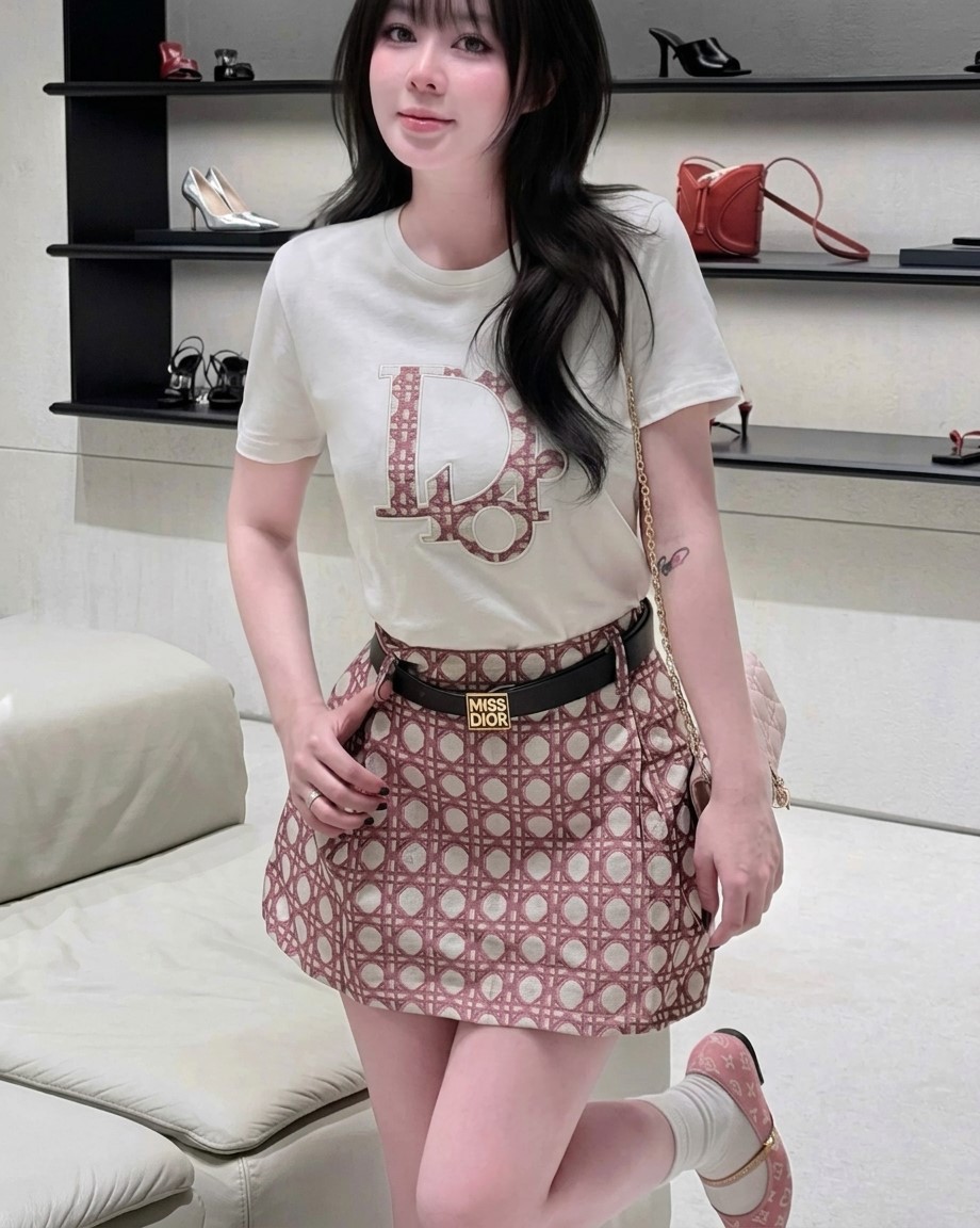 Set áo thun trắng váy ngắn sọc hồng Dior 4