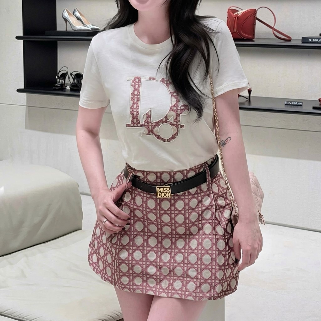 Set áo thun trắng váy ngắn sọc hồng Dior 5