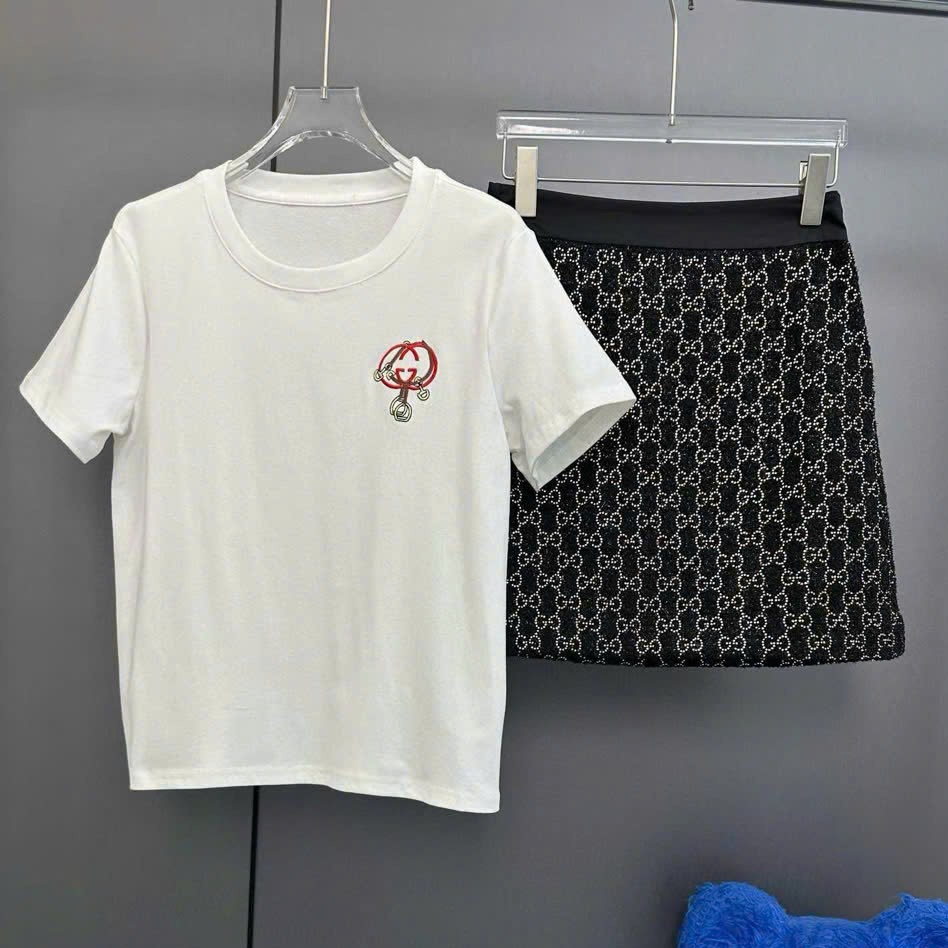 Set áo thun trắng chân váy ngắn đen họa tiết hãng Gucci 1