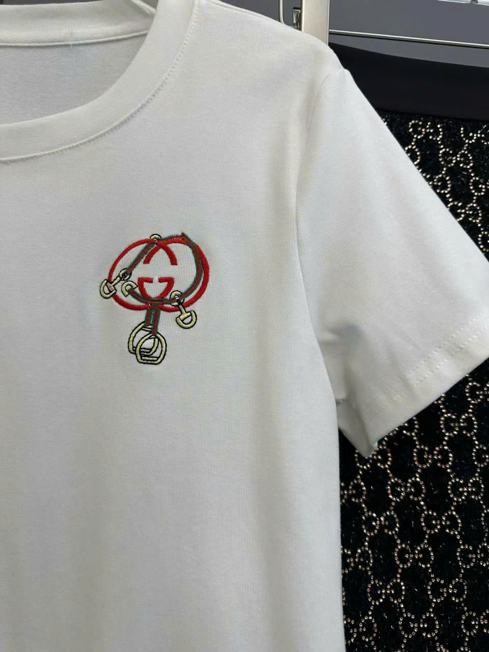 Set áo thun trắng chân váy ngắn đen họa tiết hãng Gucci 2