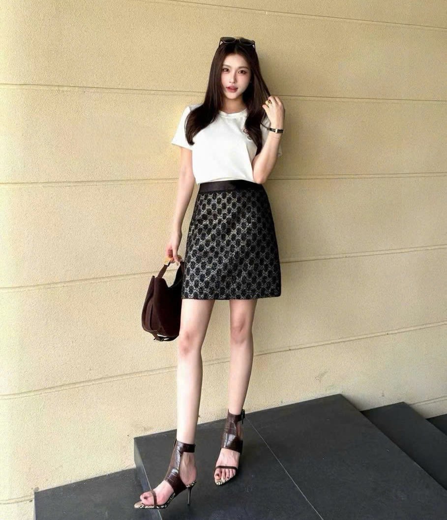Set áo thun trắng chân váy ngắn đen họa tiết hãng Gucci 4