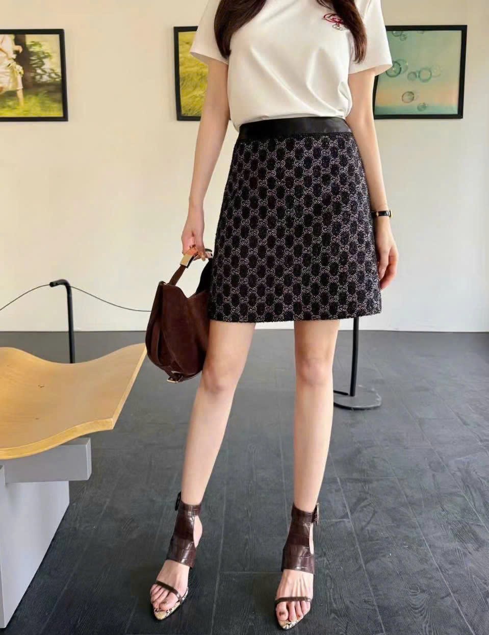 Set áo thun trắng chân váy ngắn đen họa tiết hãng Gucci 3