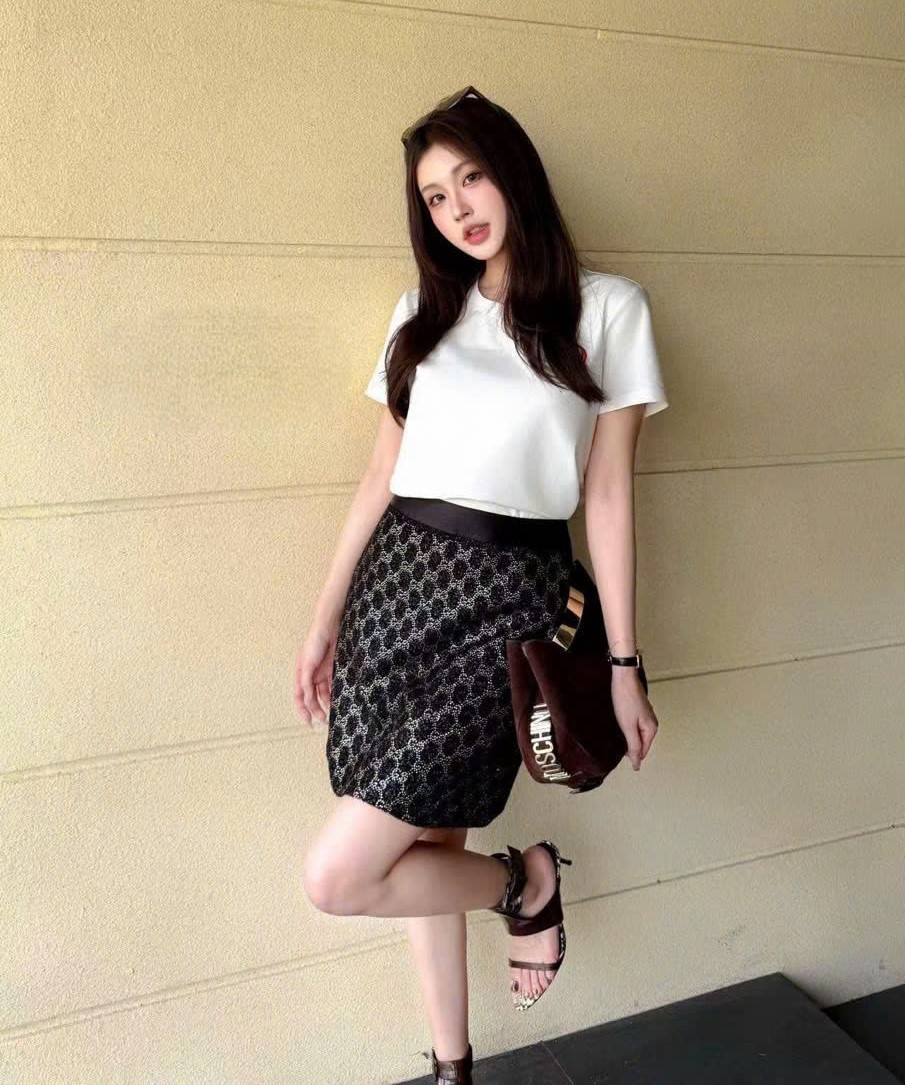 Set áo thun trắng chân váy ngắn đen họa tiết hãng Gucci 9
