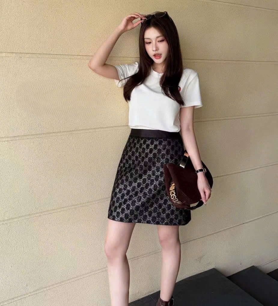 Set áo thun trắng chân váy ngắn đen họa tiết hãng Gucci 10