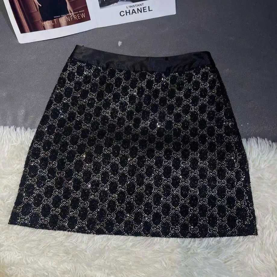 Set áo thun trắng chân váy ngắn đen họa tiết hãng Gucci 12