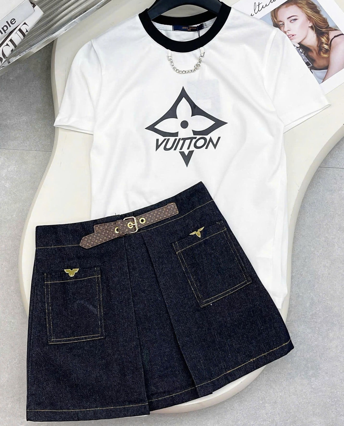 Set áo thun trắng váy ngắn hoa tiết hãng LV 2