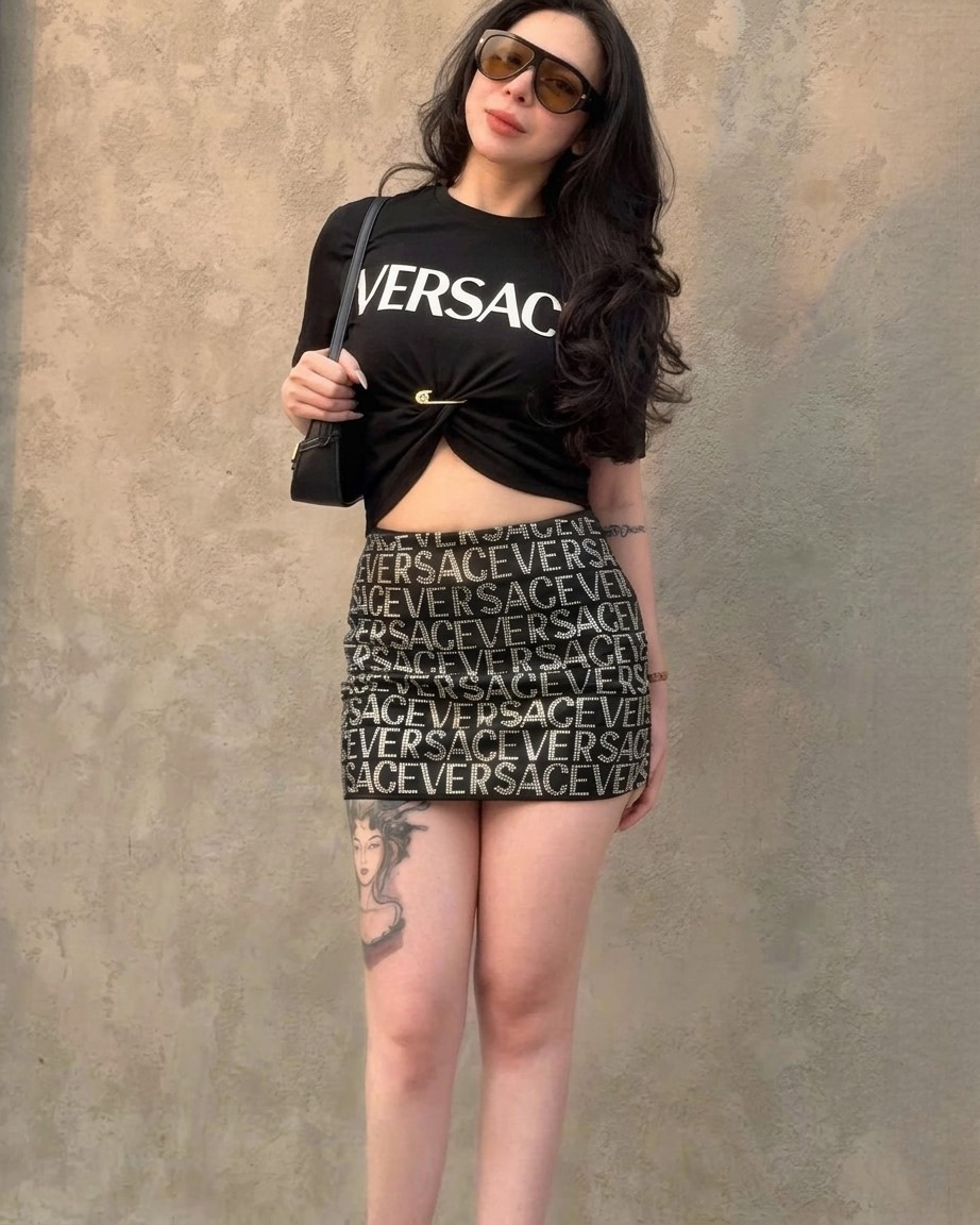 Set áo thun đen váy ngắn Versace 1