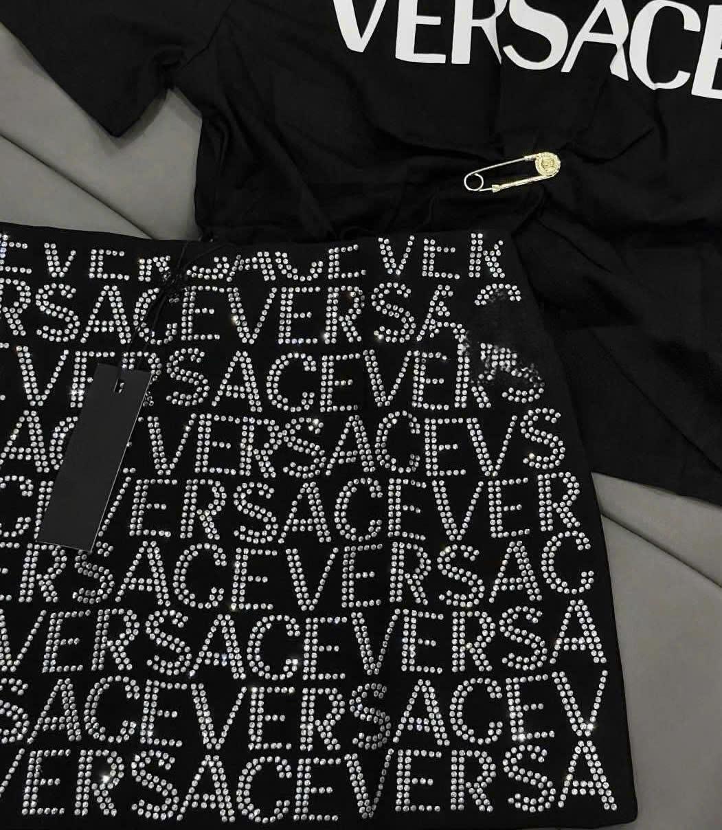 Set áo thun đen váy ngắn Versace 3