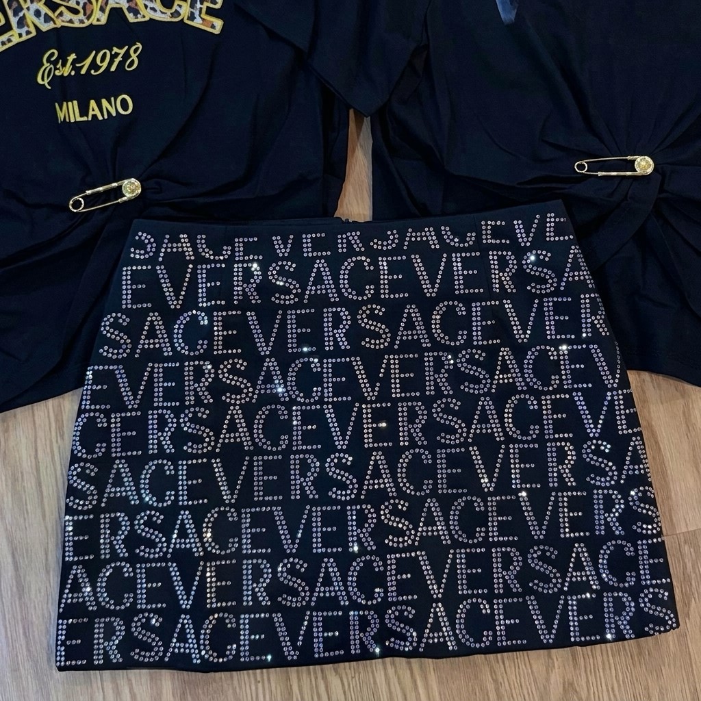 Set áo thun đen váy ngắn Versace 5