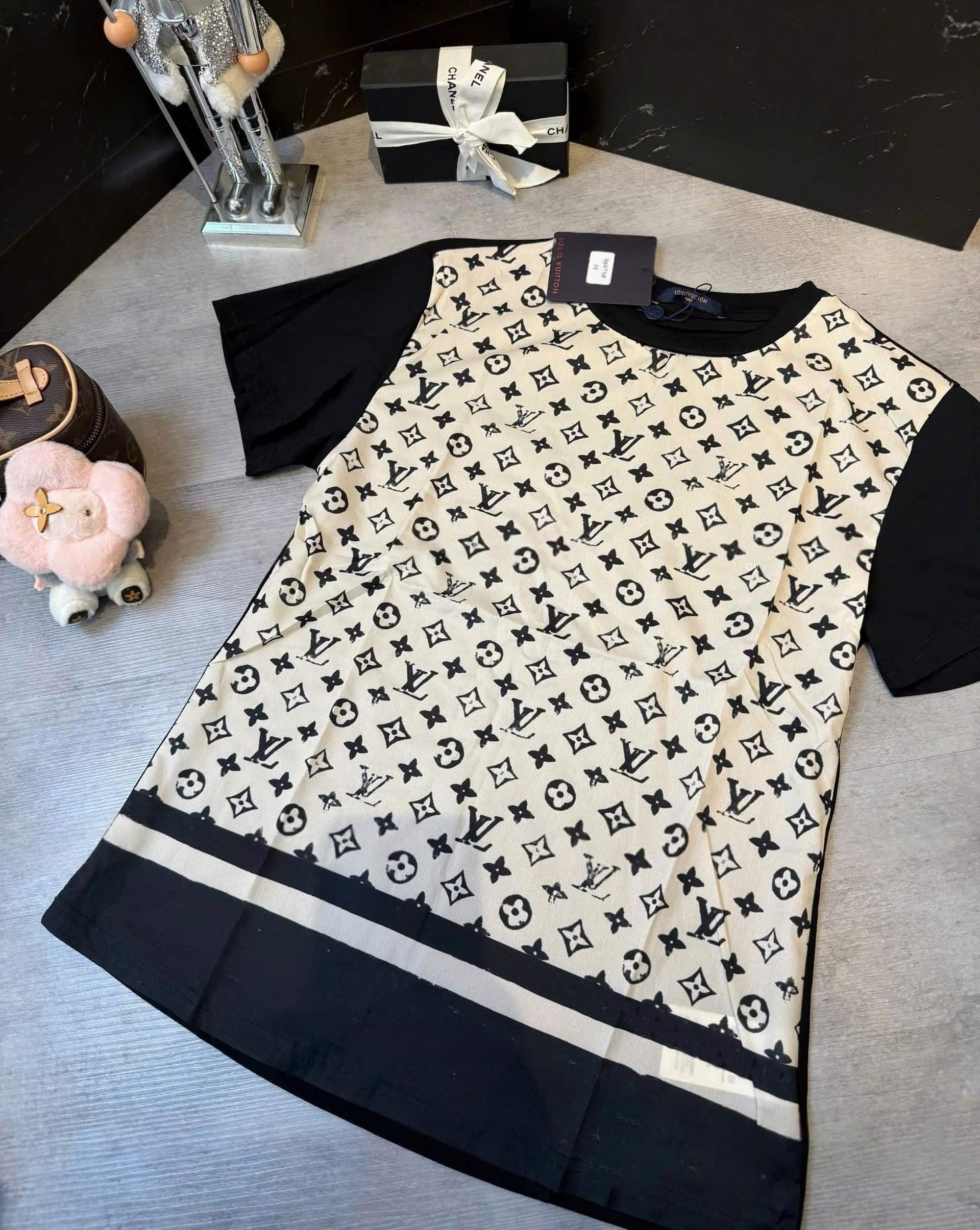 Set bộ áo thun rtay ngắn cổ tròn quần dài họa tiết hãng LV 5