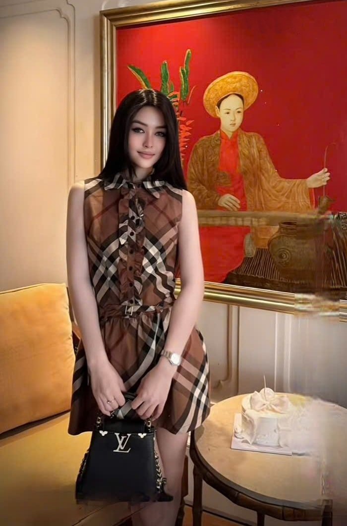 Đầm sát nách nâu Burberry 1